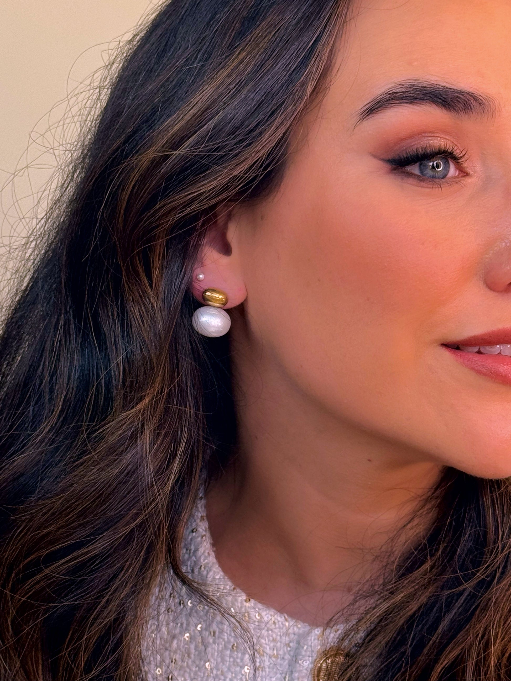 Brincos elegantes com detalhe oval e pérola irregular | Dourado