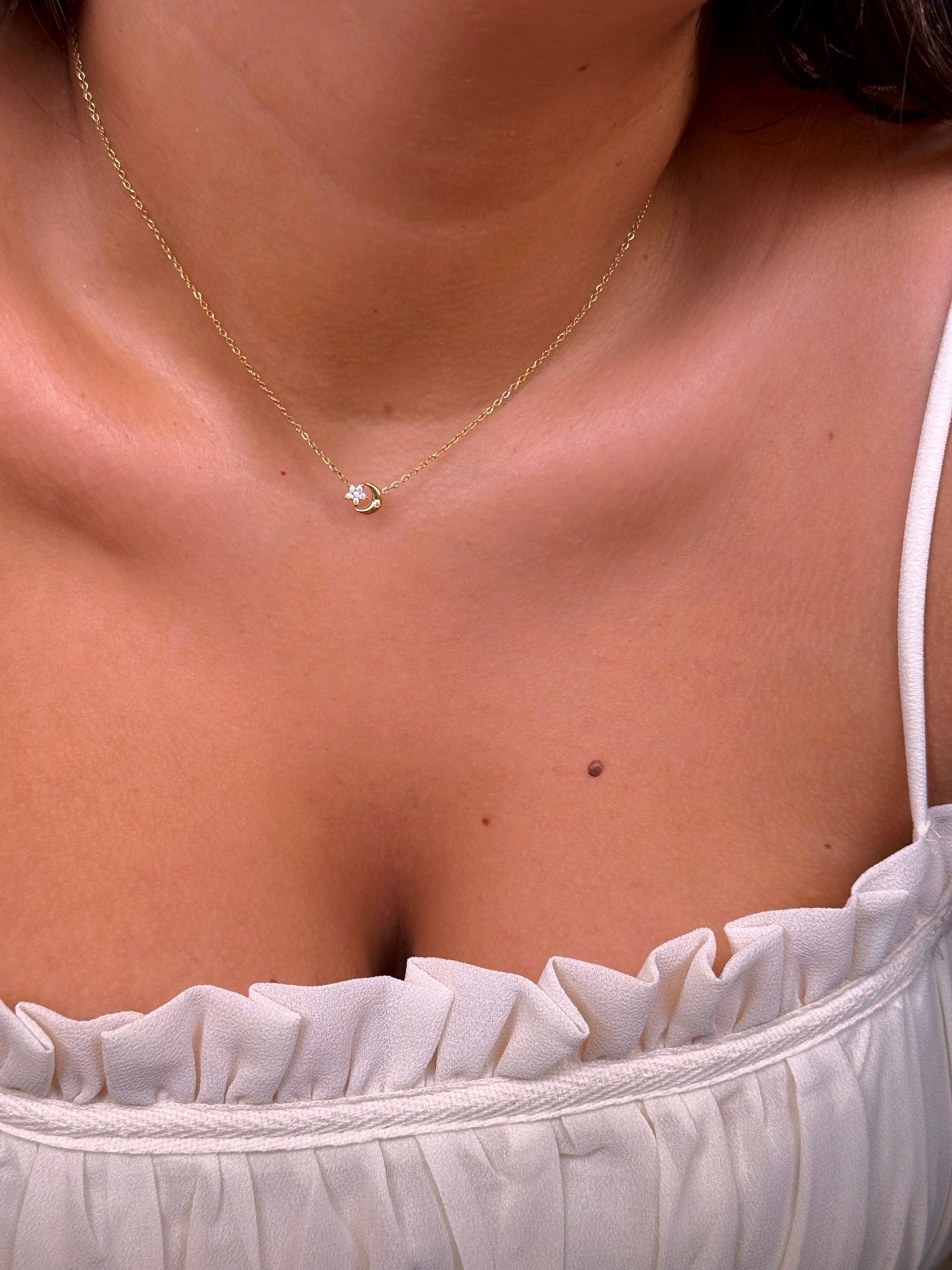Colar malha fininha com estrelinha e lua com brilhantes | Dourado