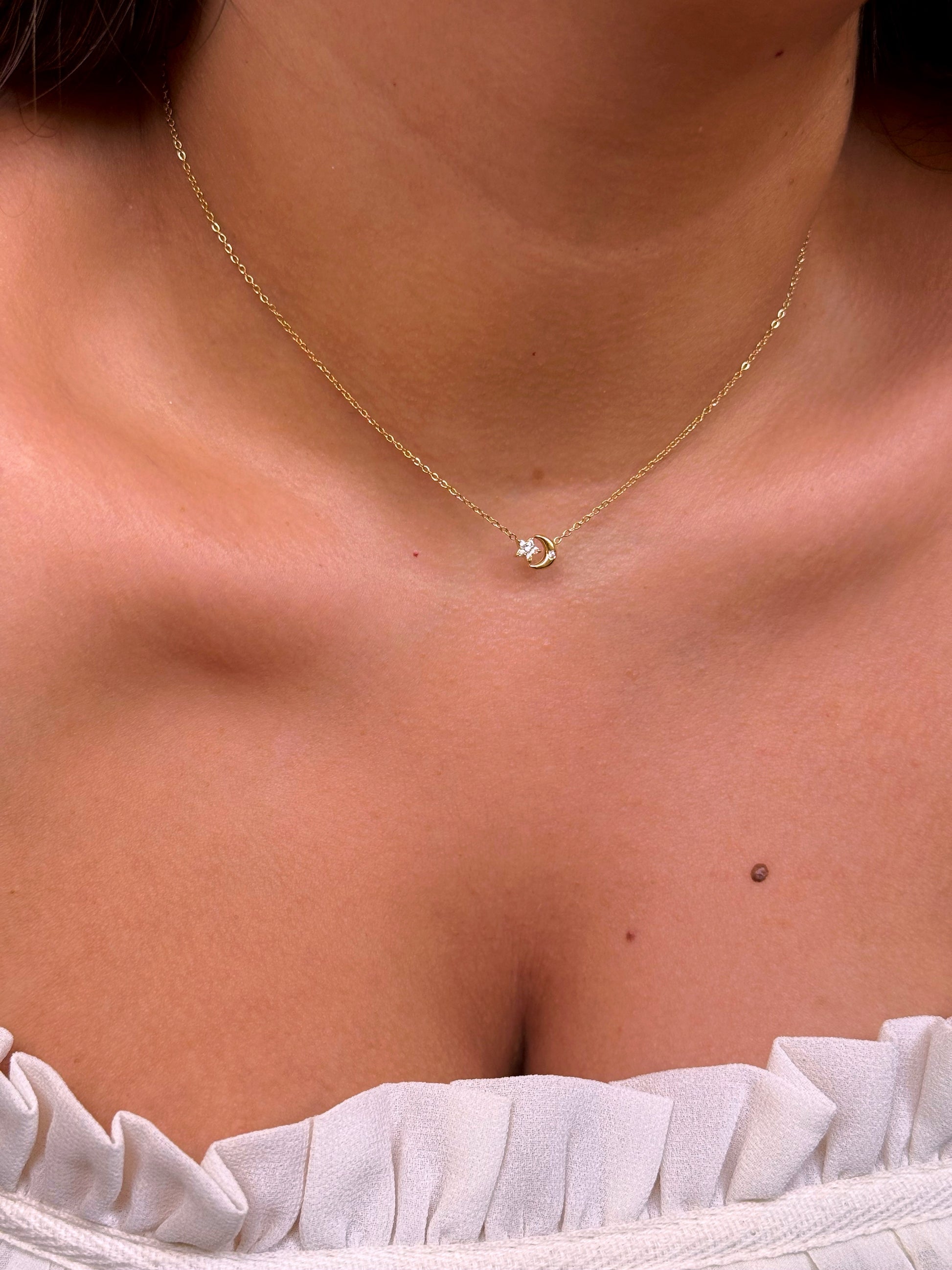 Colar malha fininha com estrelinha e lua com brilhantes | Dourado