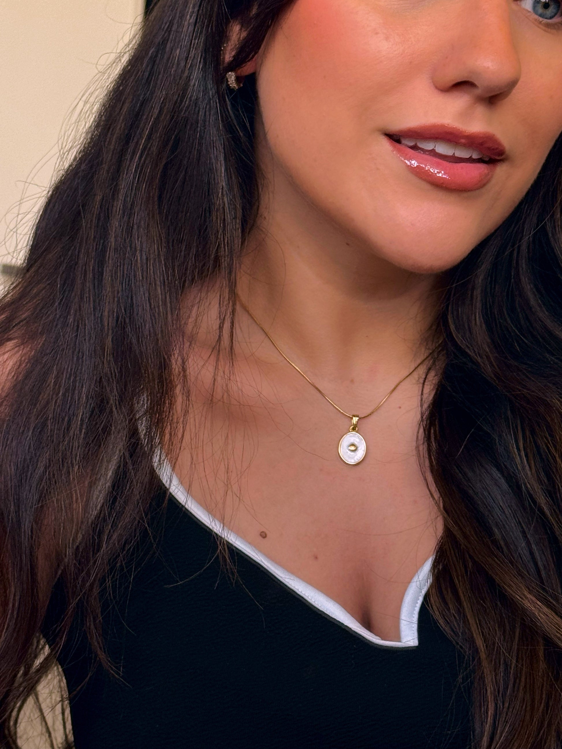 Colar malha redonda com medalha madre pérola e mini conchinha | Dourado