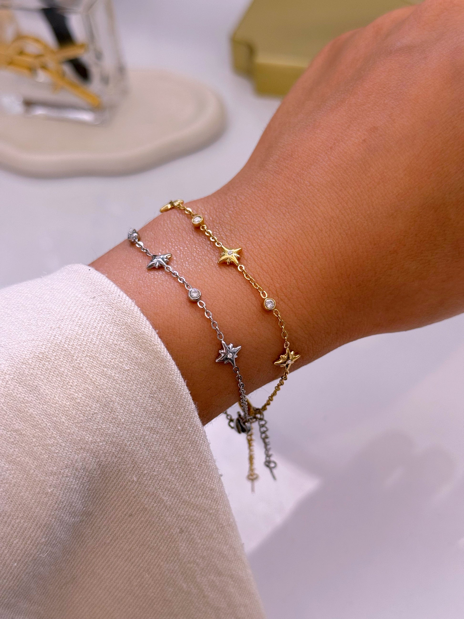 Pulseira delicada com mini estrelinhas e brilhantes  | 2 cores