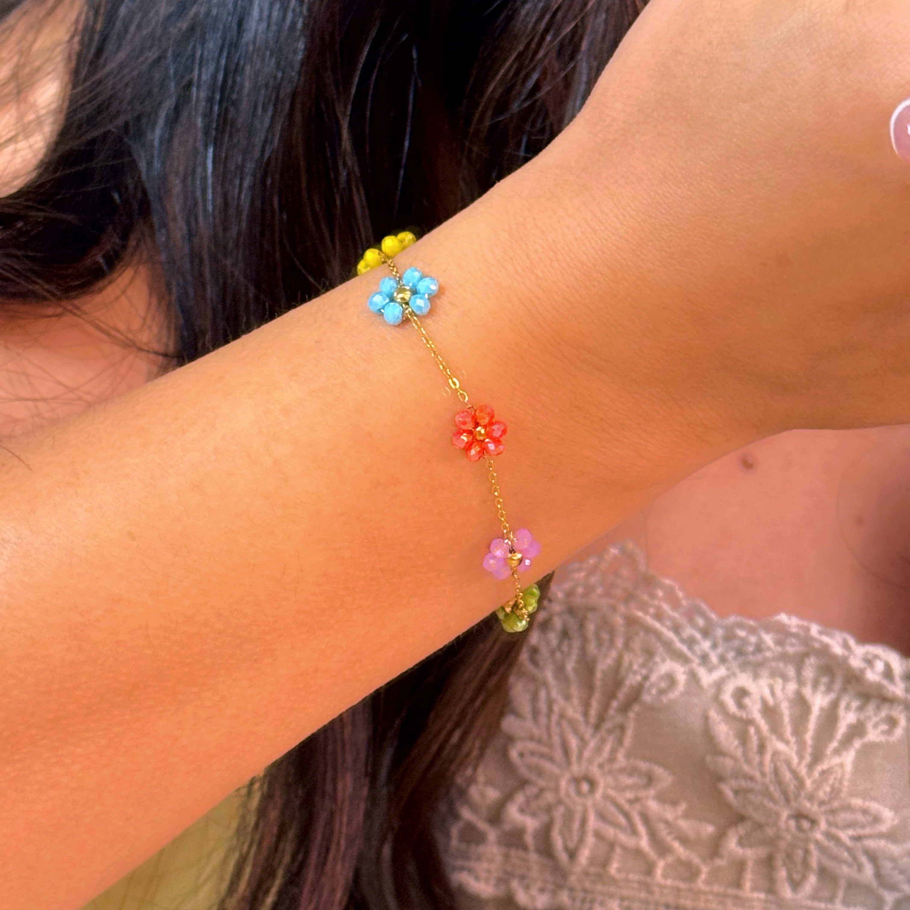 Pulseira delicada com flores coloridas | Dourado