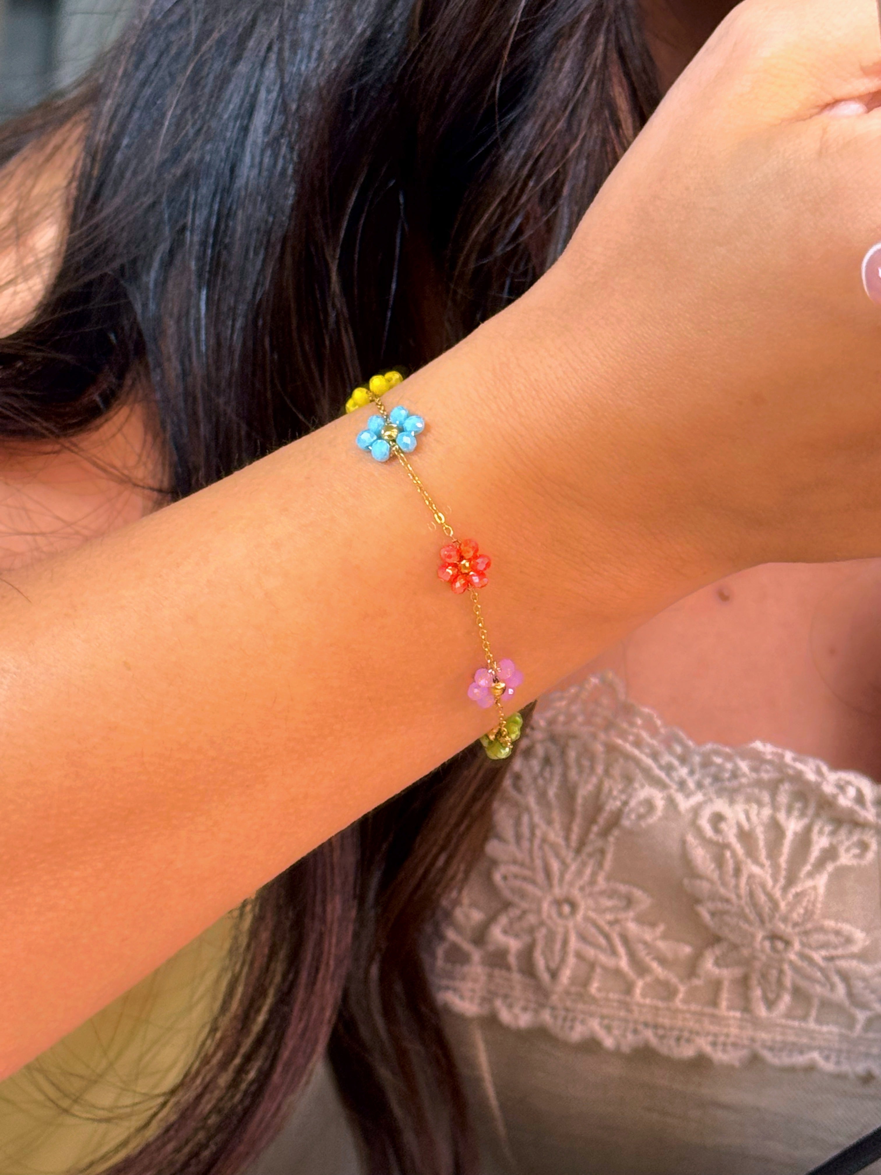 Pulseira delicada com flores coloridas | Dourado