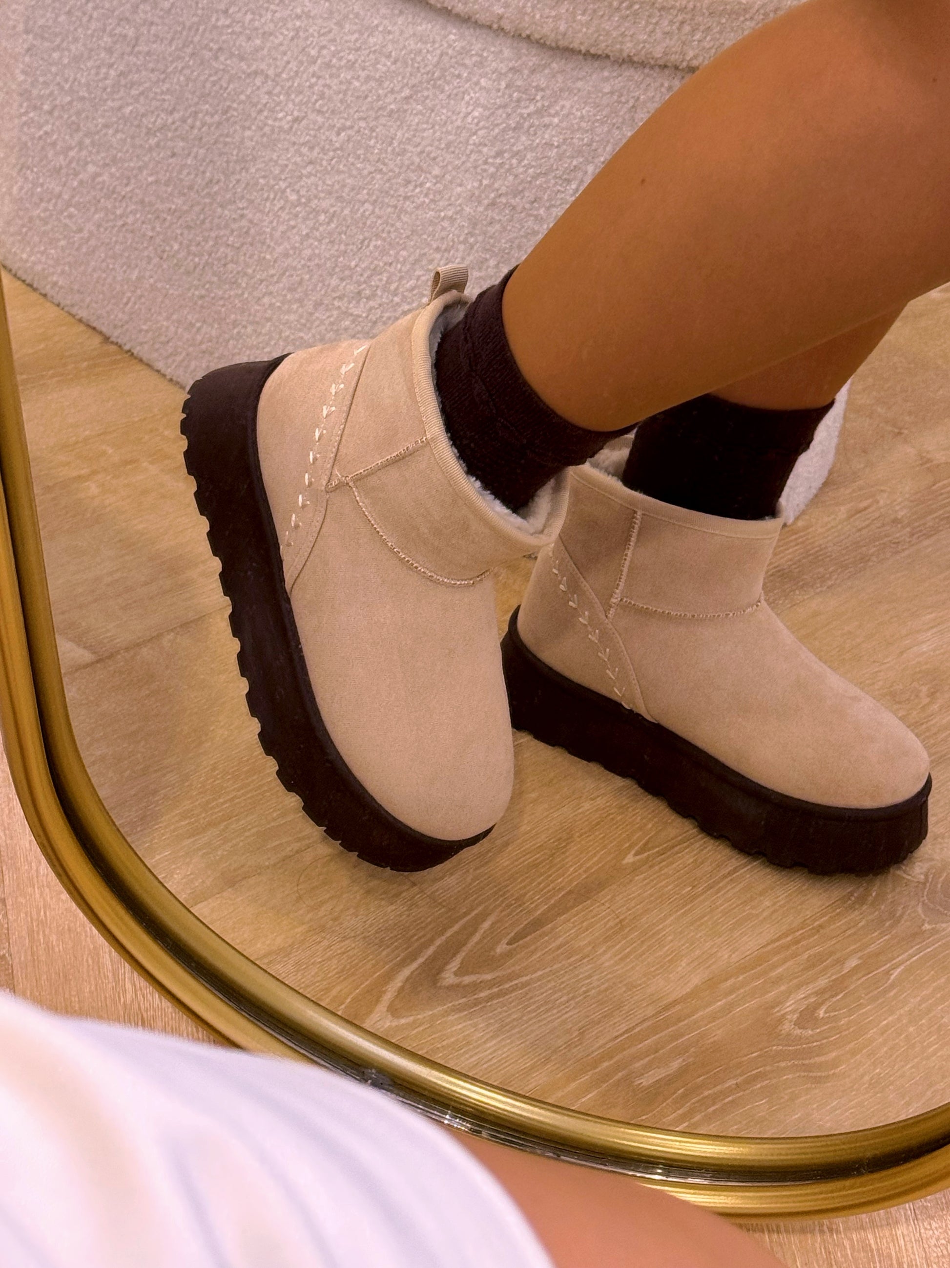 Bota pantufa com pelinho e detalhe bordado | Bege