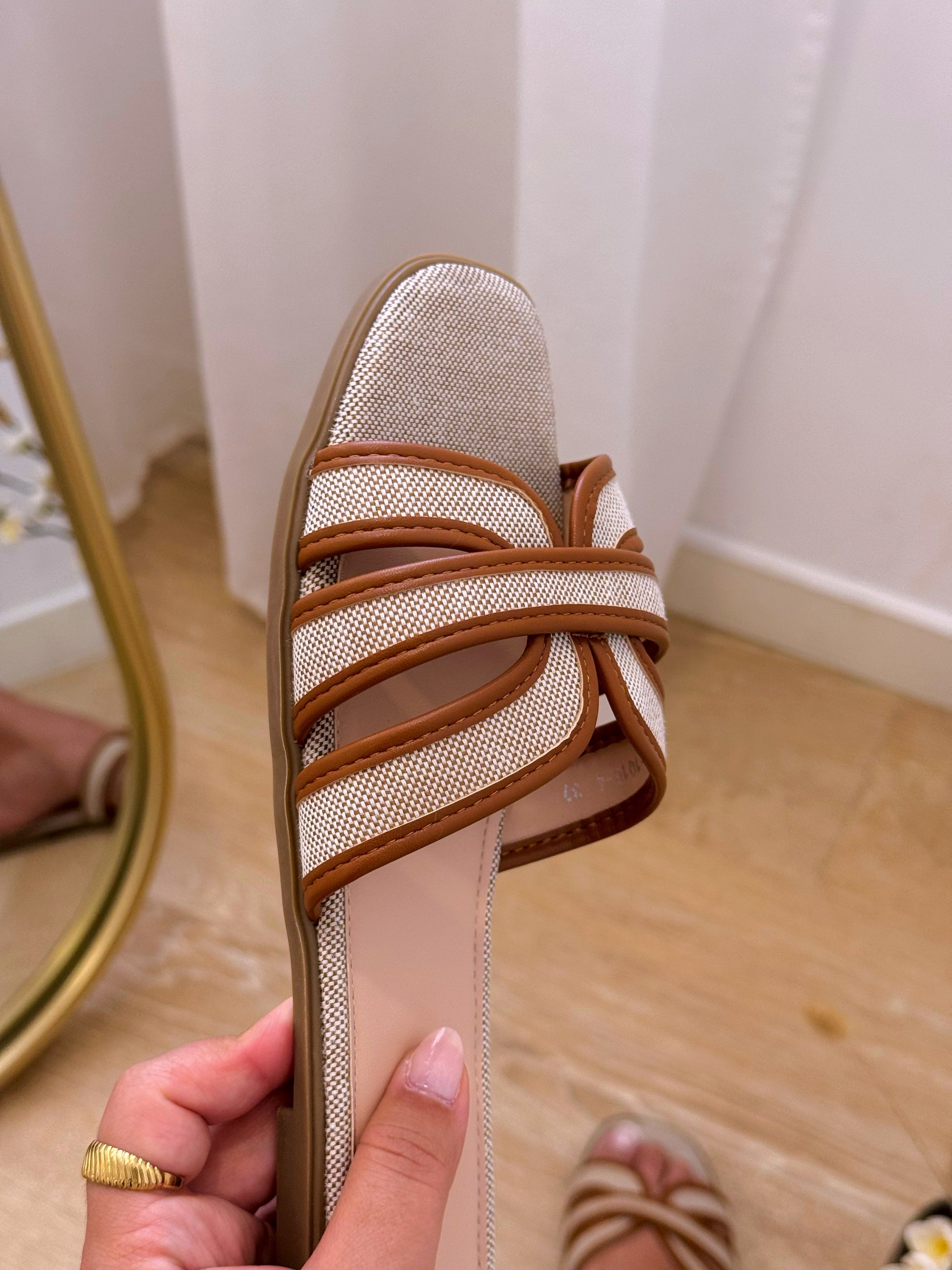 Chinelo com fivelas entrelaçadas | Bege e Castanho