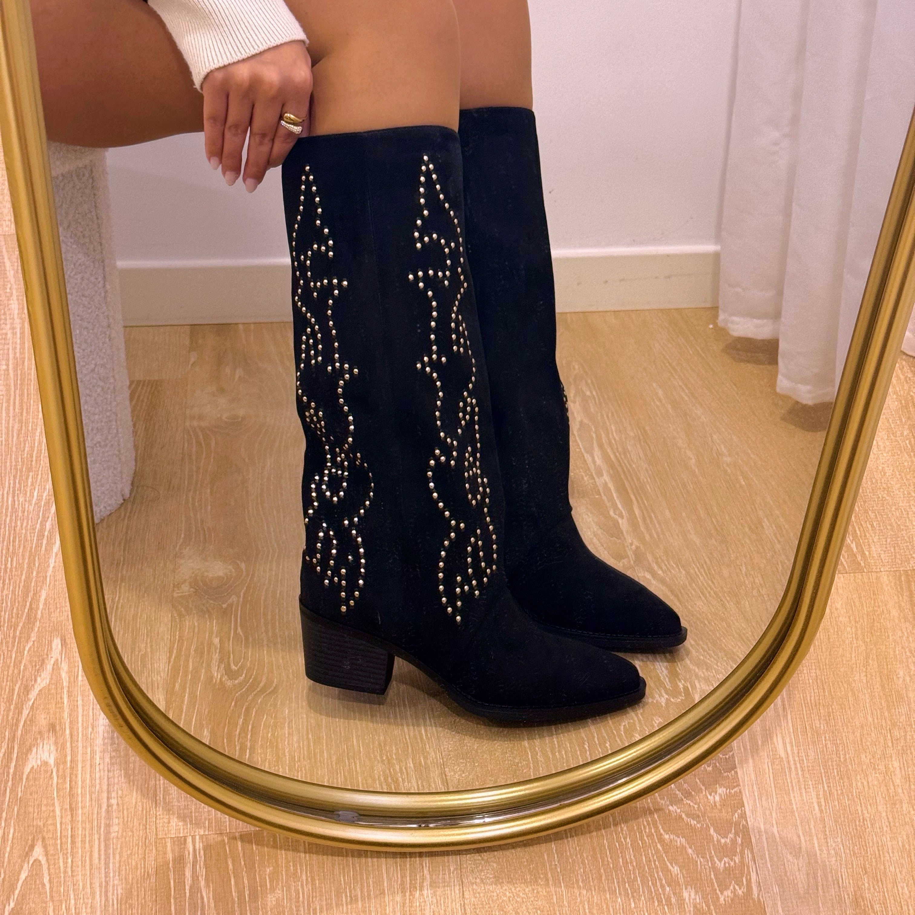 Bota com efeito camurça e pormenores metálicos • Preto