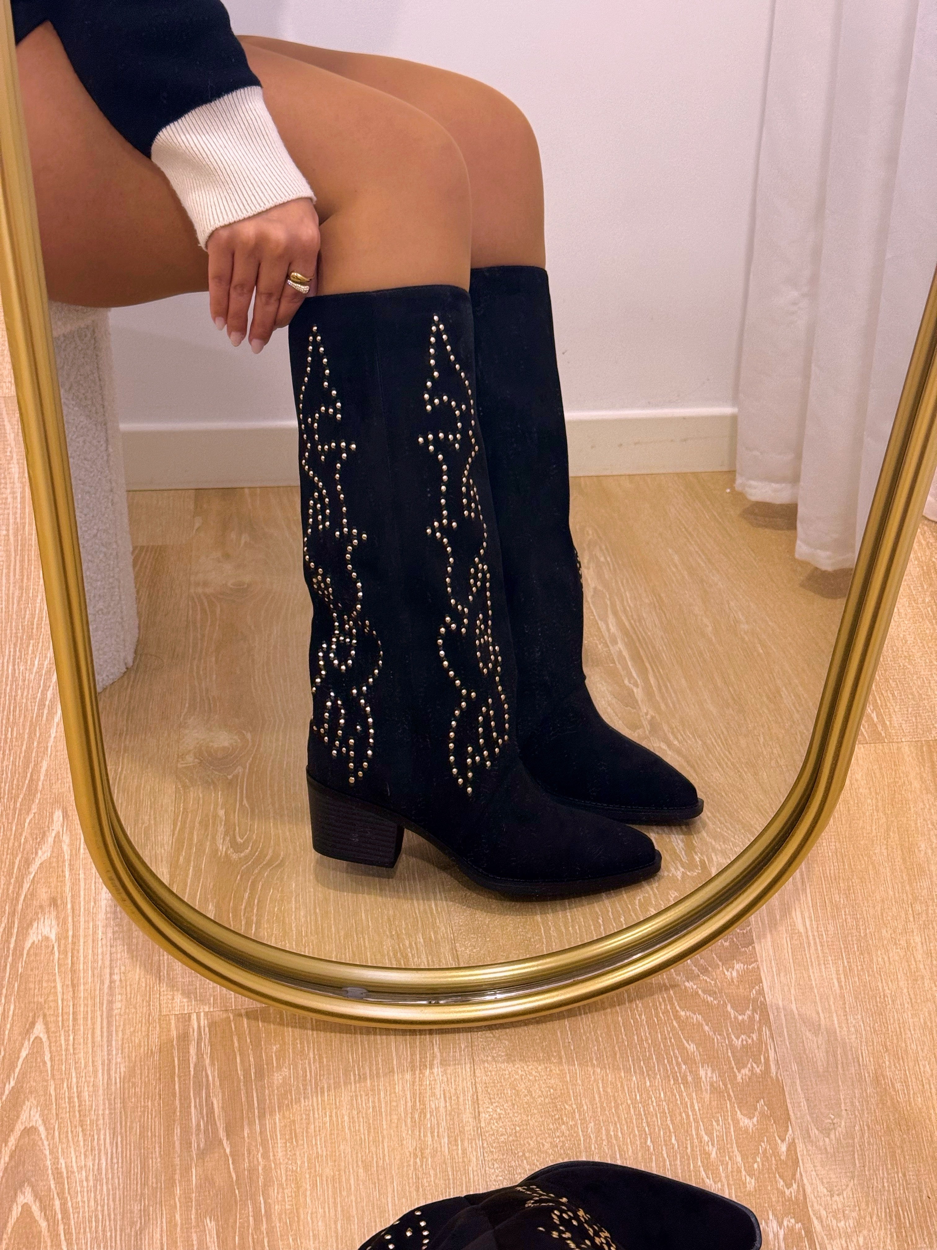 Bota com efeito camurça e pormenores metálicos • Preto