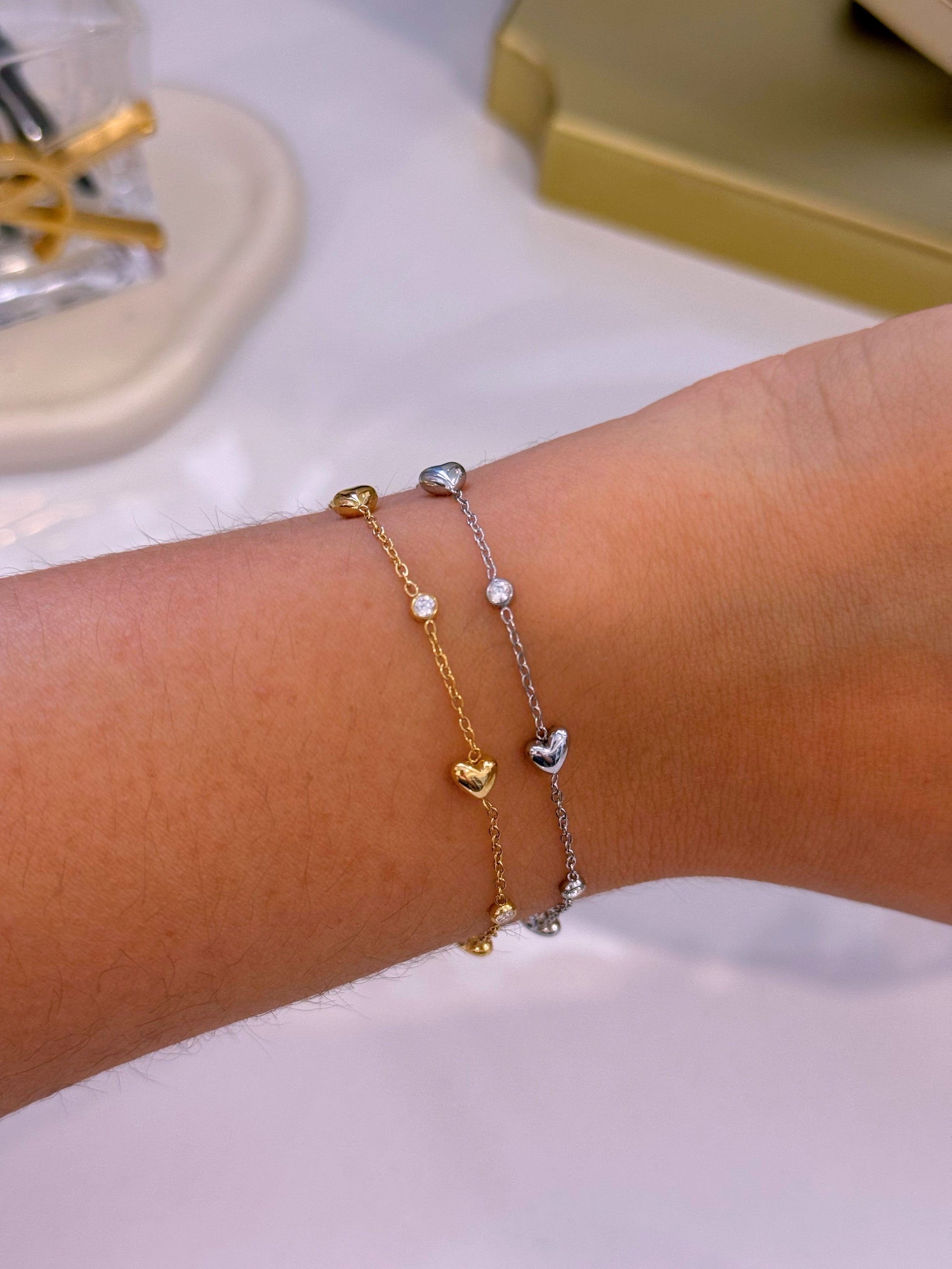 Pulseira delicada com corações e brilhantes | 2 Cores