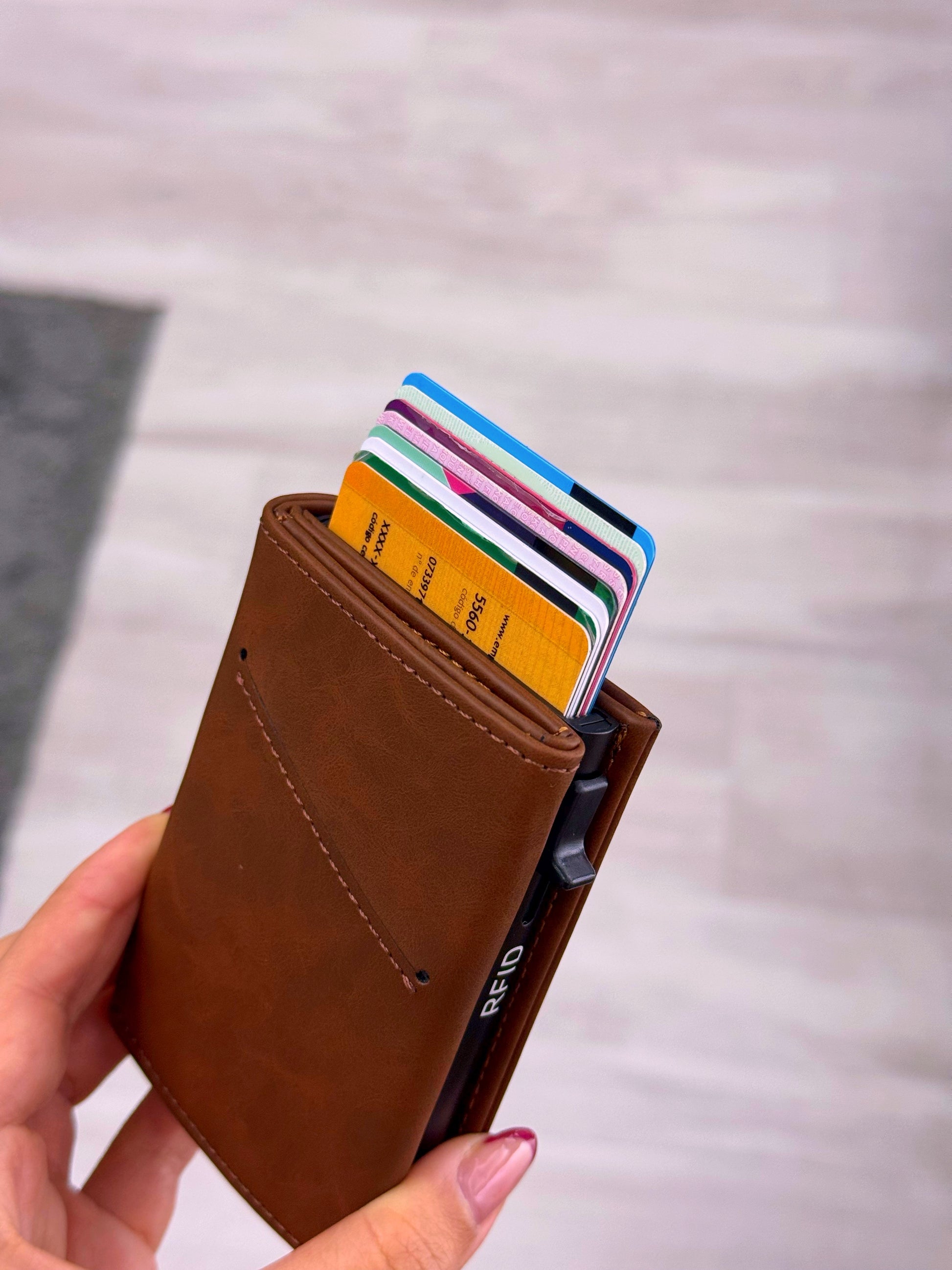 Porta cartões com fecho e aba extra para notas  | Castanho claro