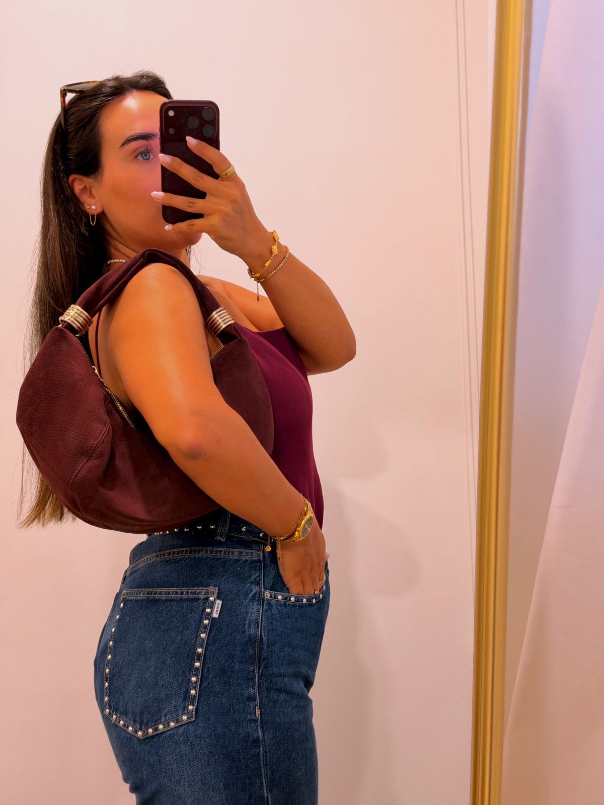 Mala de ombro estilo hobo com mix de argolas metálicas | Bordô • toque aveludado