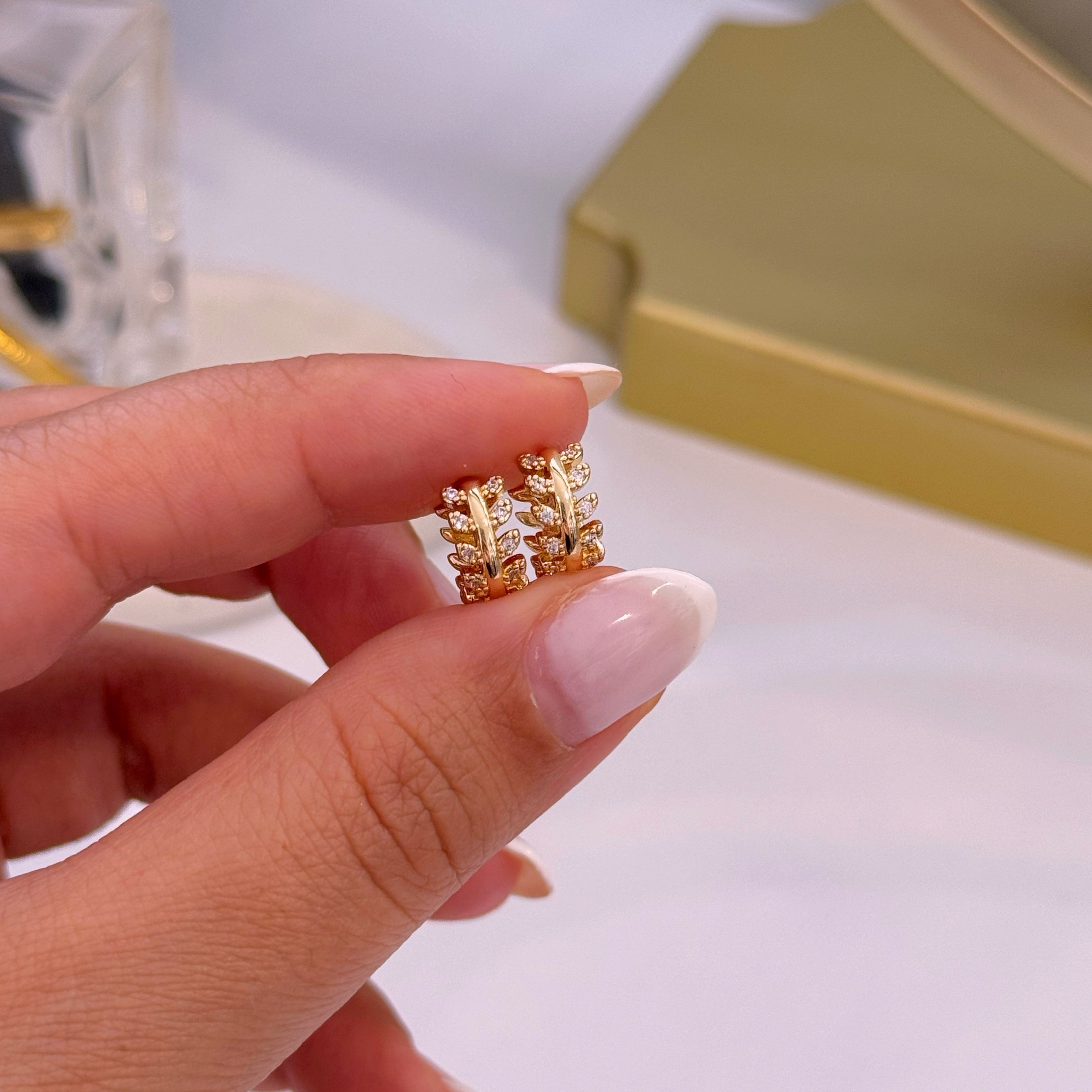Argolinhas efeito folhinhas com brilhantes | Dourado