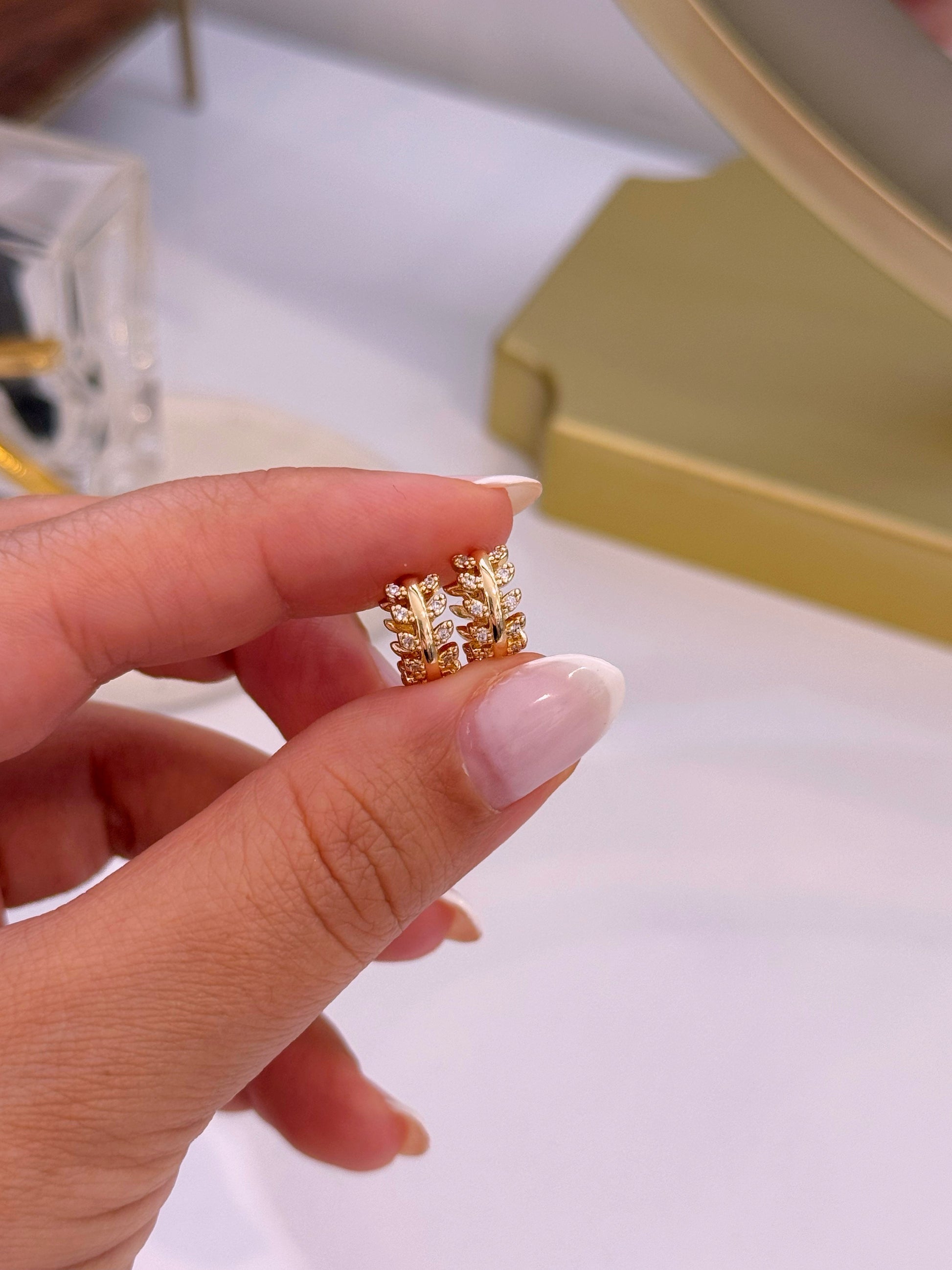 Argolinhas efeito folhinhas com brilhantes | Dourado