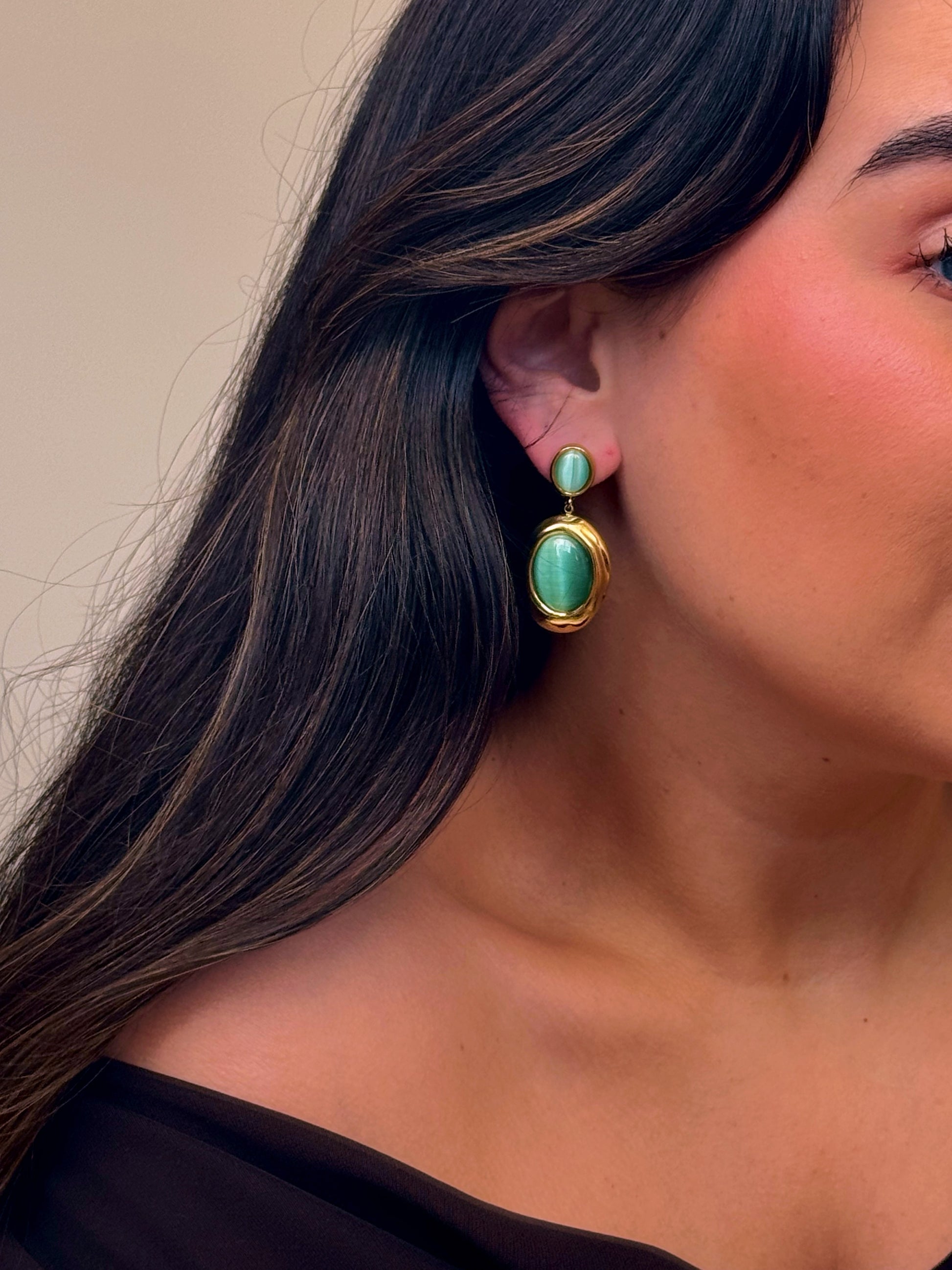 Brincos elegantes com pedras verdes em pendente | Dourado