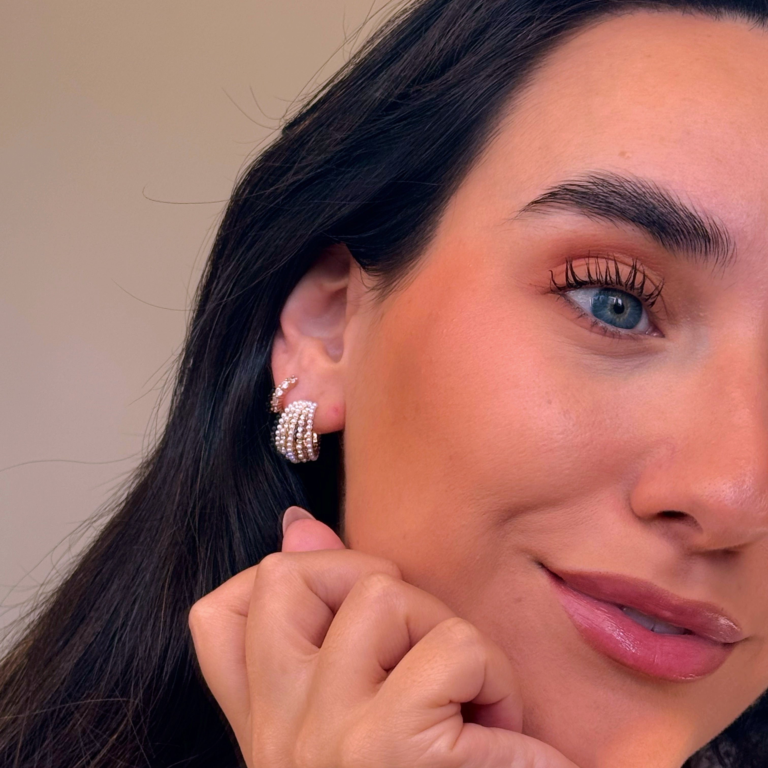 Argolas preenchidas com filas de pérolas e brilhantes | Douradas