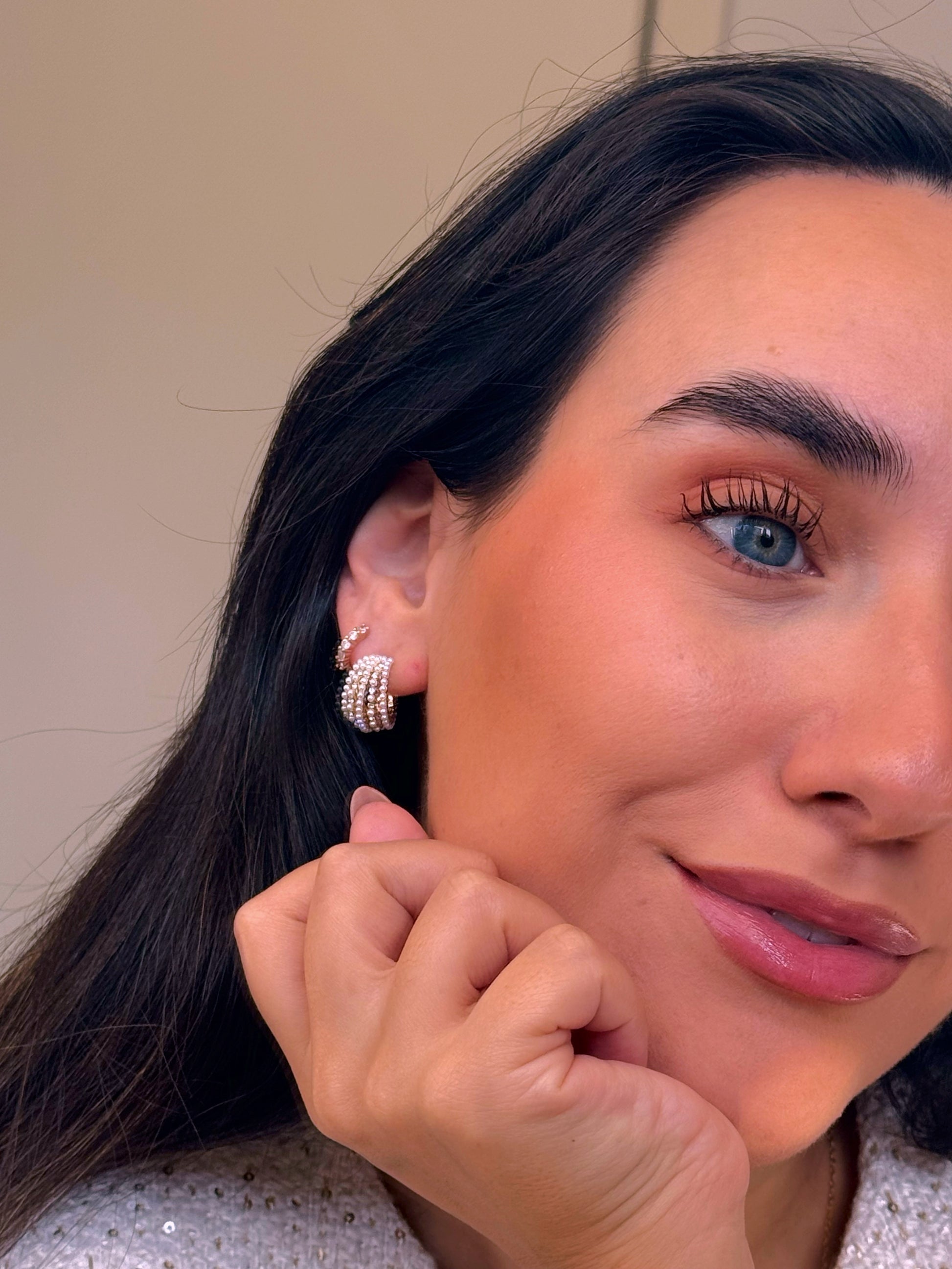 Argolas preenchidas com filas de pérolas e brilhantes | Douradas