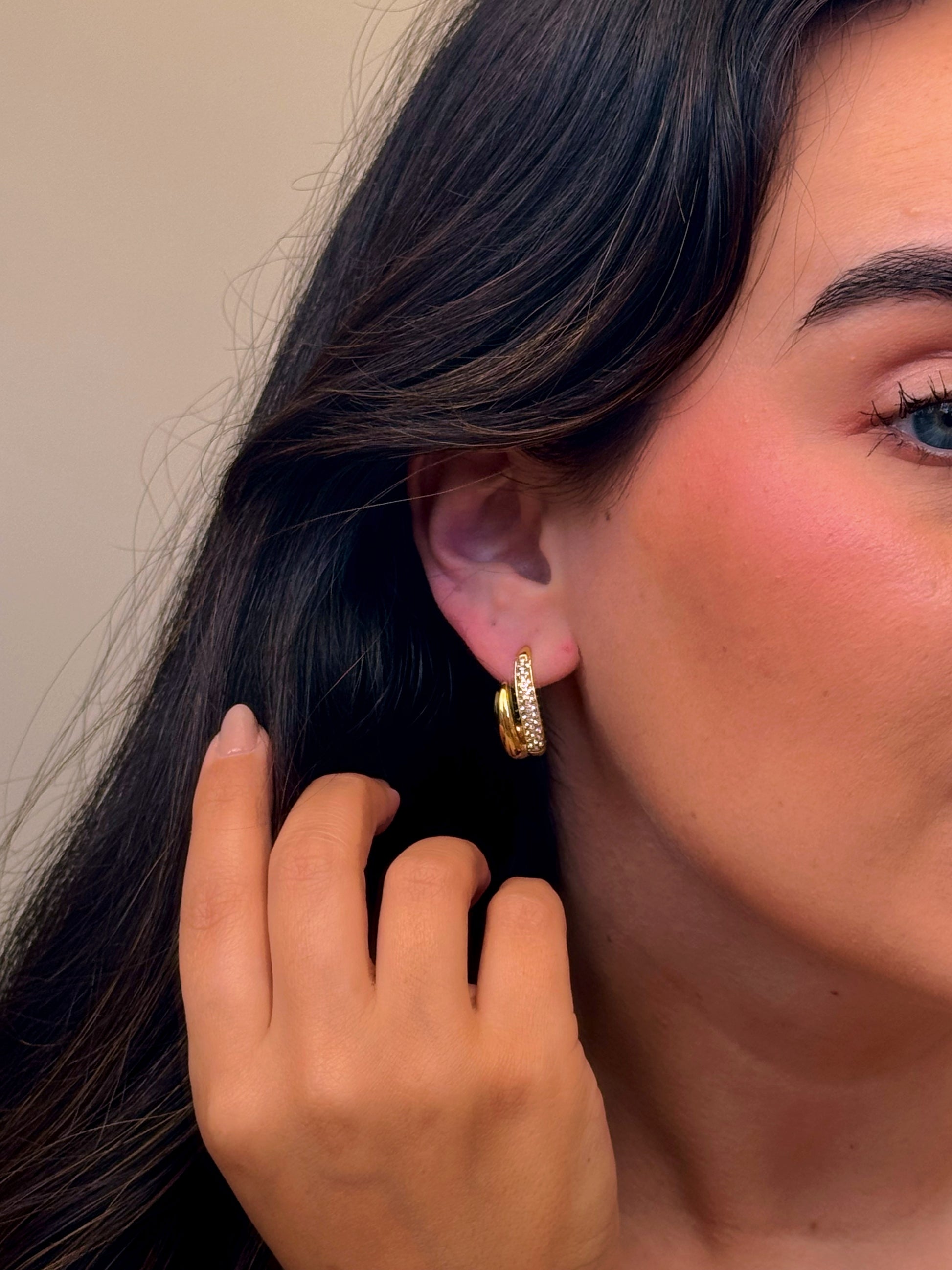 Argolas elegantes efeito duplo com brilhantes | Dourado