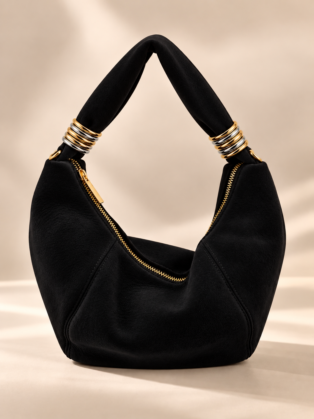 Mala de ombro estilo hobo com mix de argolas metálicas | Preta • toque aveludado