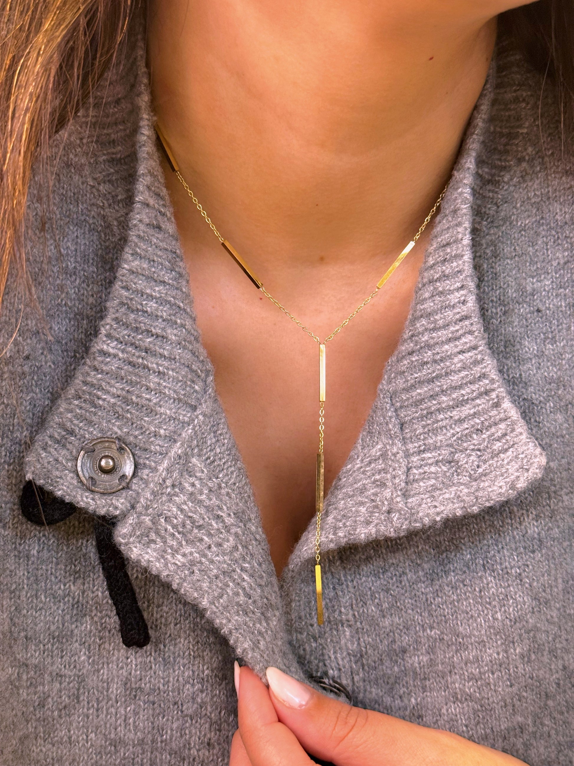 Colar com barrinhas e pendente | Dourado