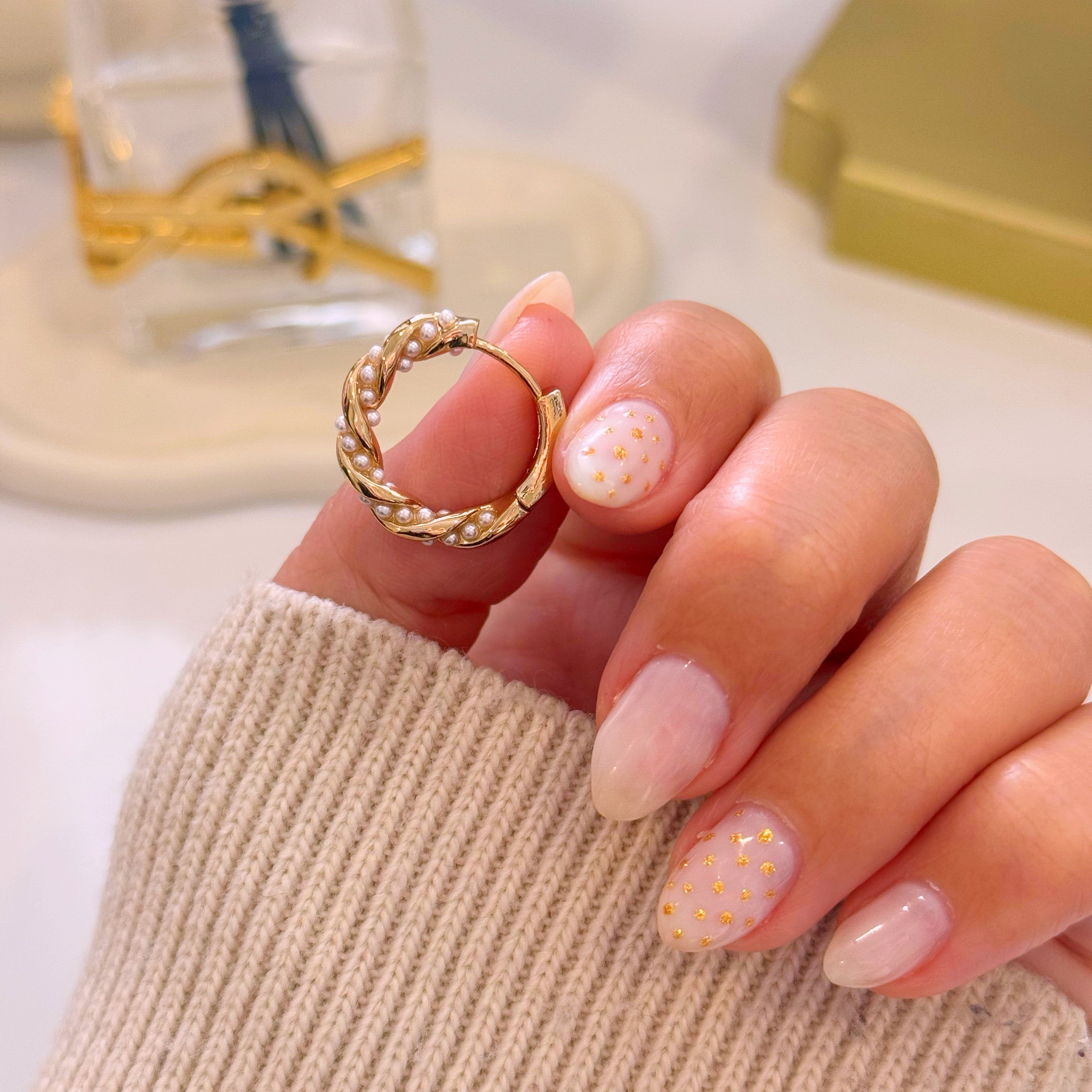 Argolas médias efeito torcido com pérolas | Dourado