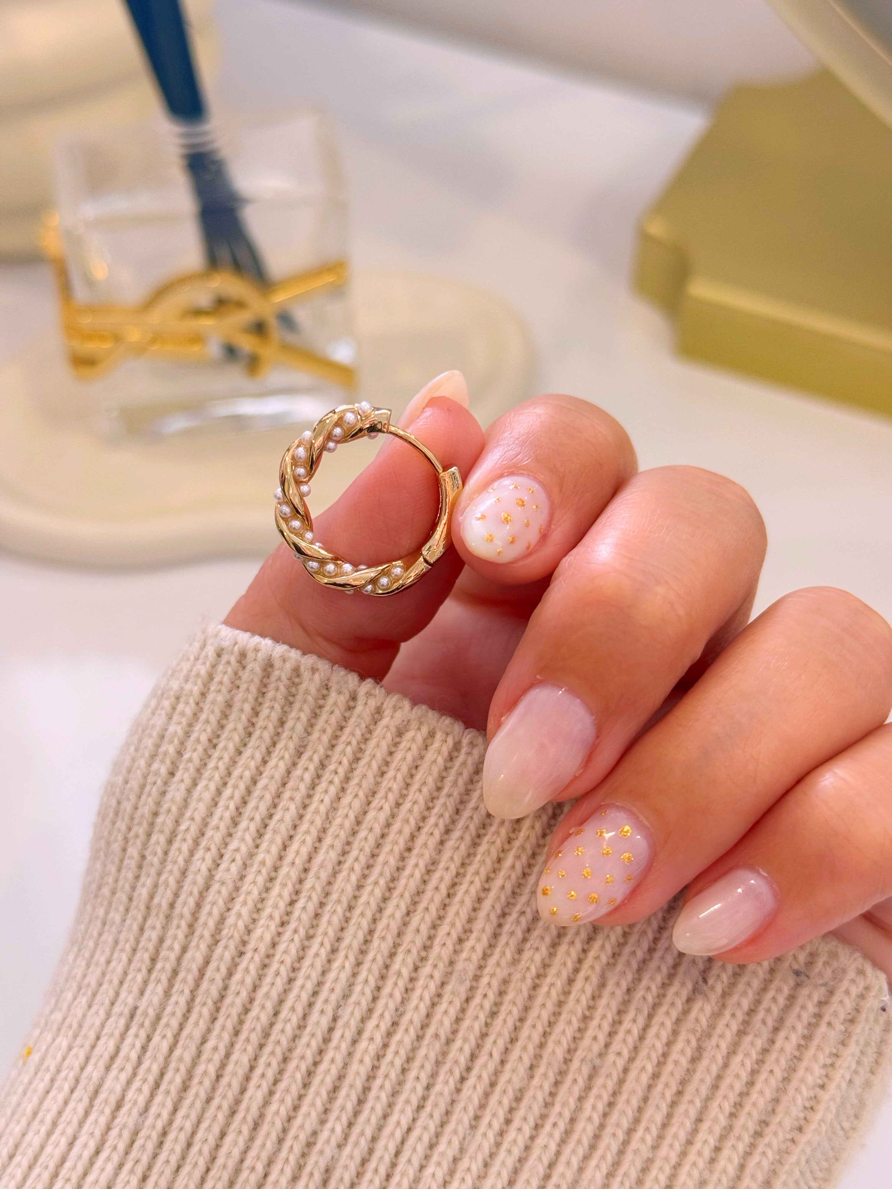 Argolas médias efeito torcido com pérolas | Dourado