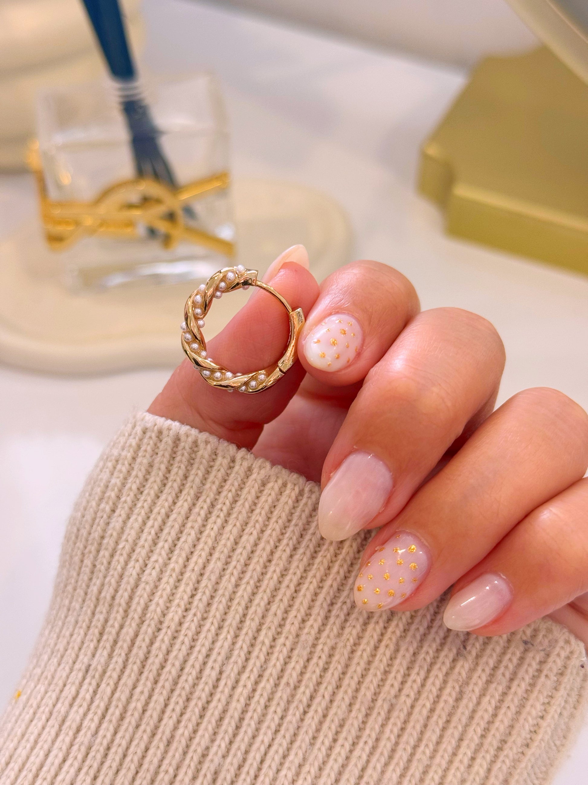 Argolas médias efeito torcido com pérolas | Dourado