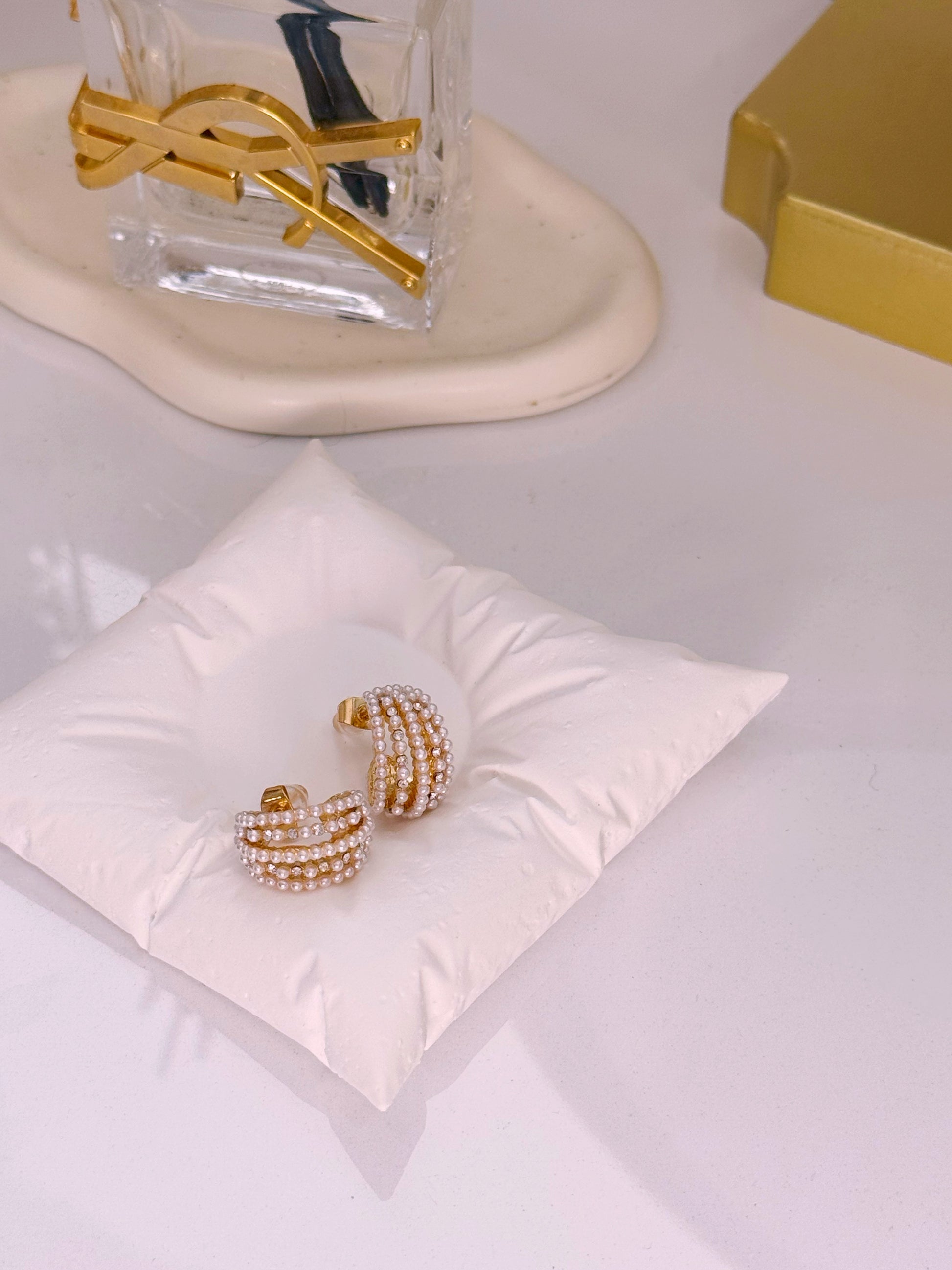 Argolas preenchidas com filas de pérolas e brilhantes | Douradas