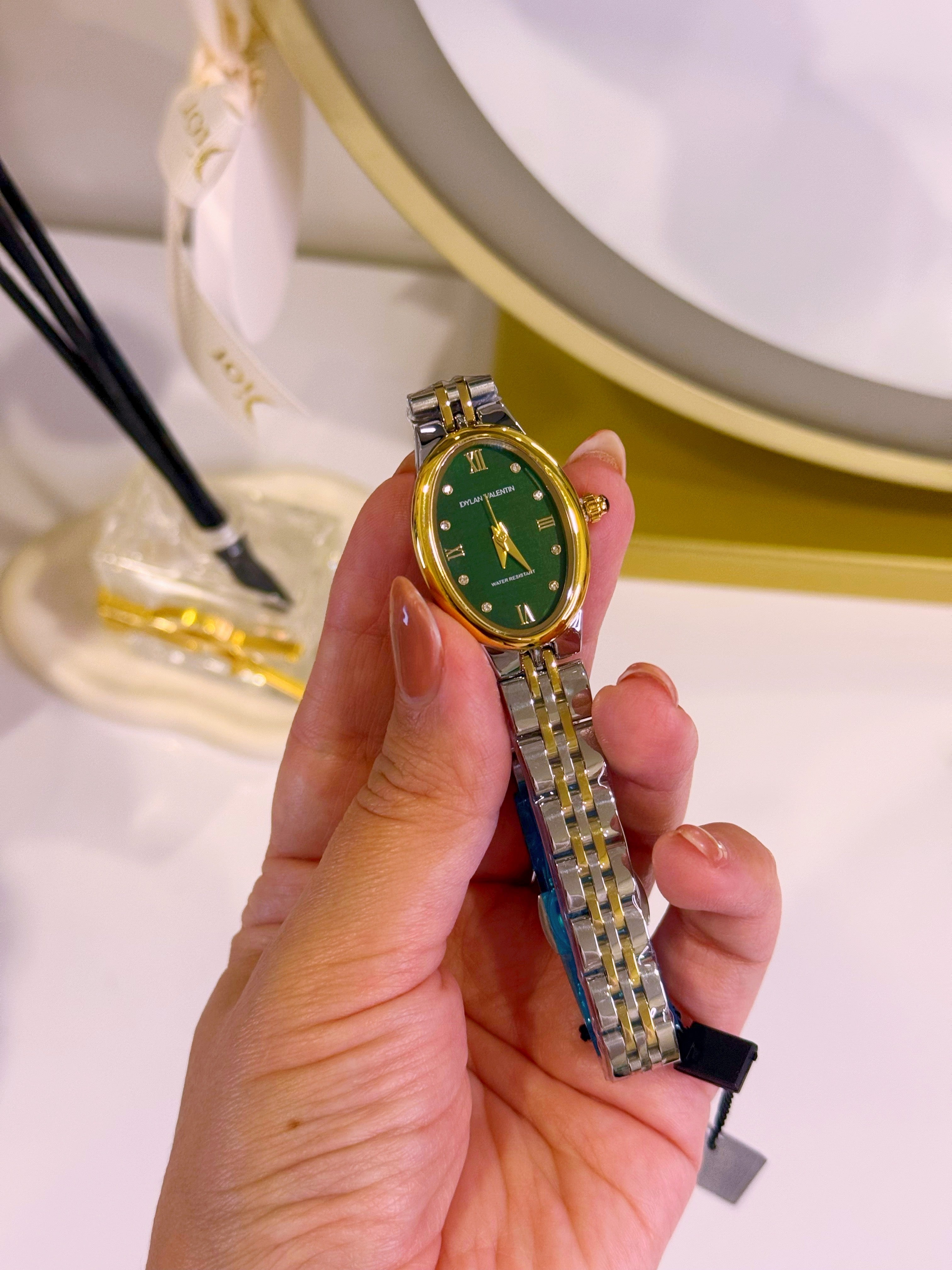 Relógio analógico mostrador oval • prateado e dourado | Fundo Verde