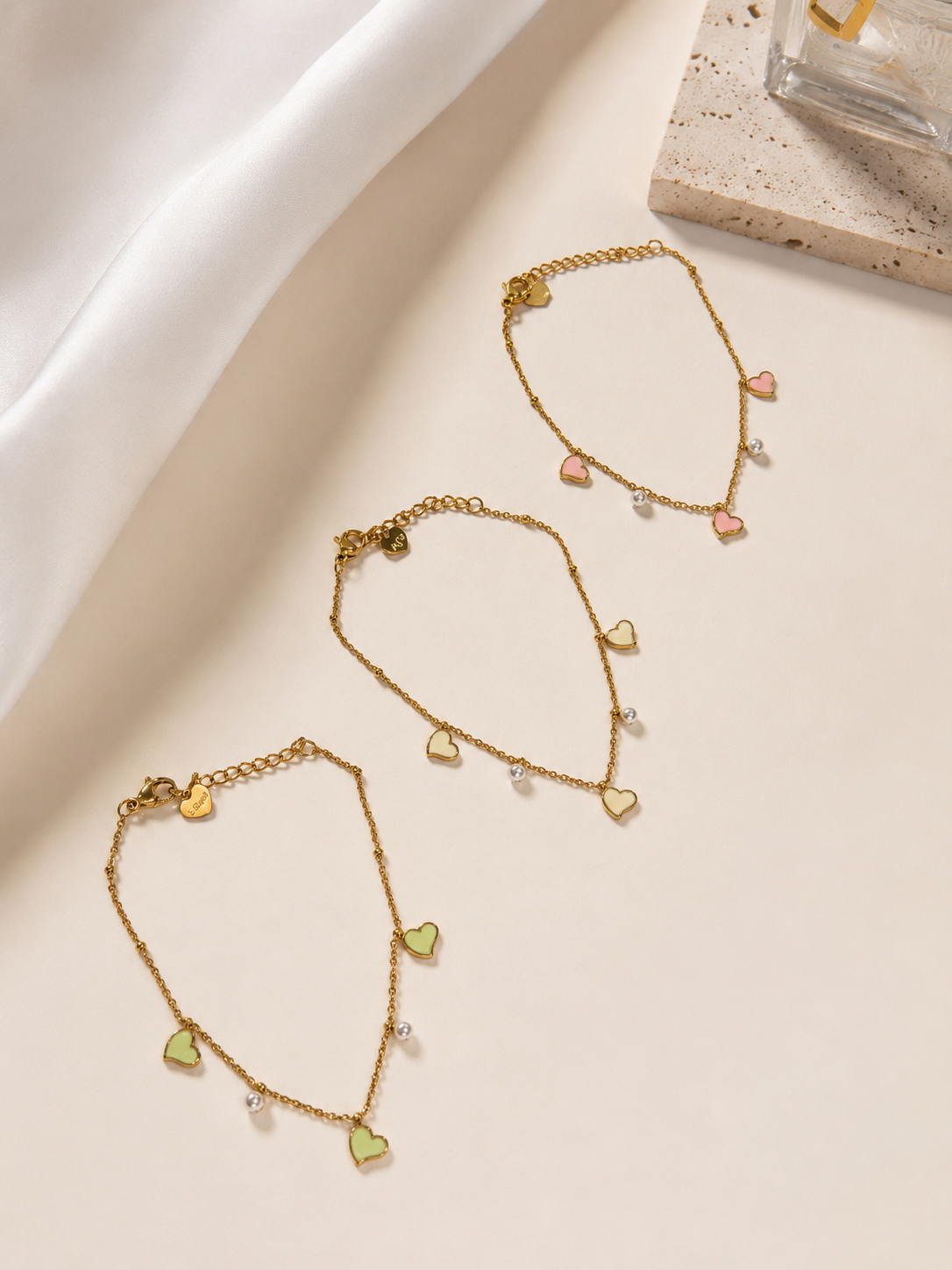 Pulseira delicada • corações em esmalte mini pérolas | 3 Cores