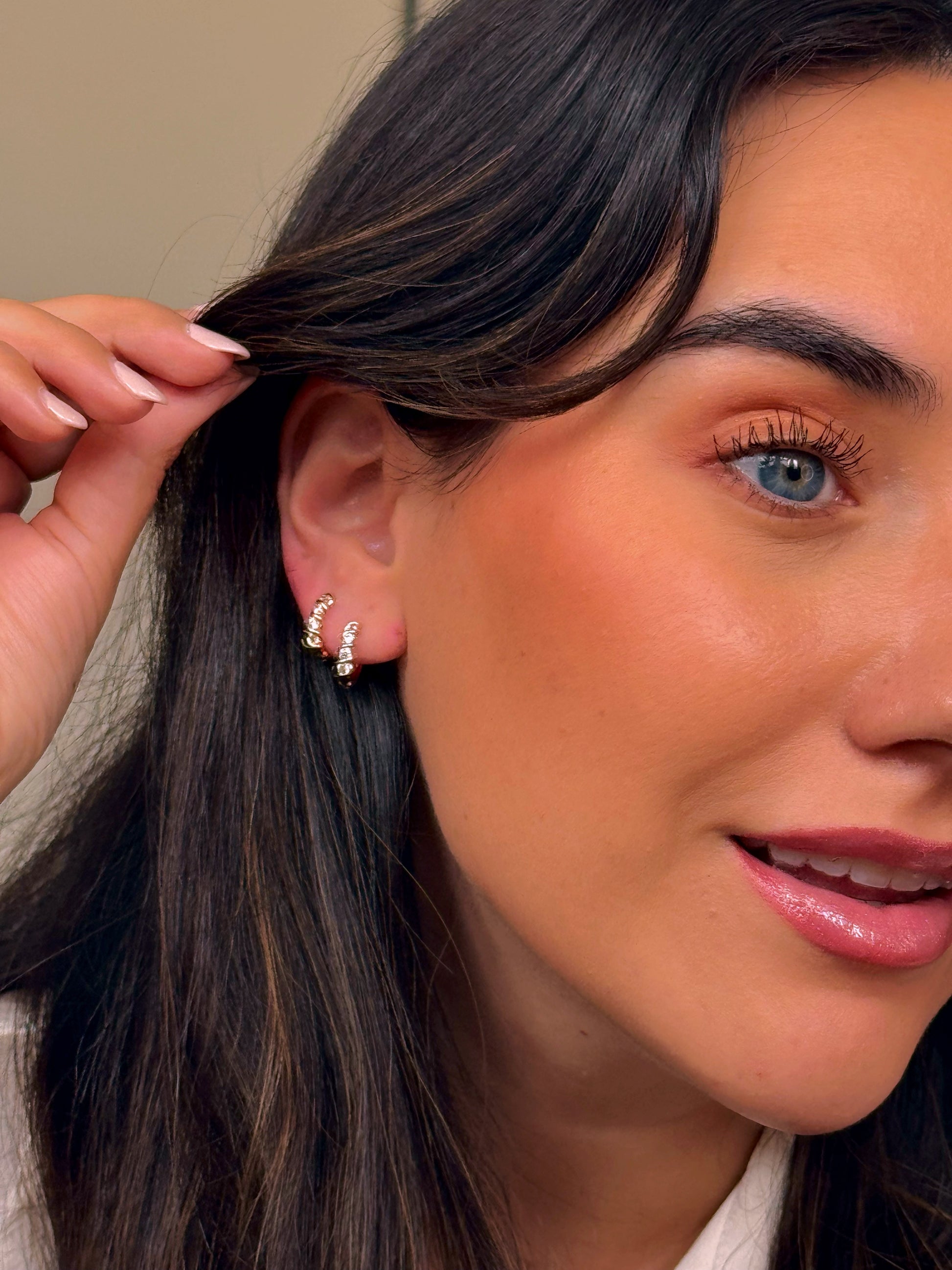 Mini argolinhas torcidas com brilhantes | Rose Gold