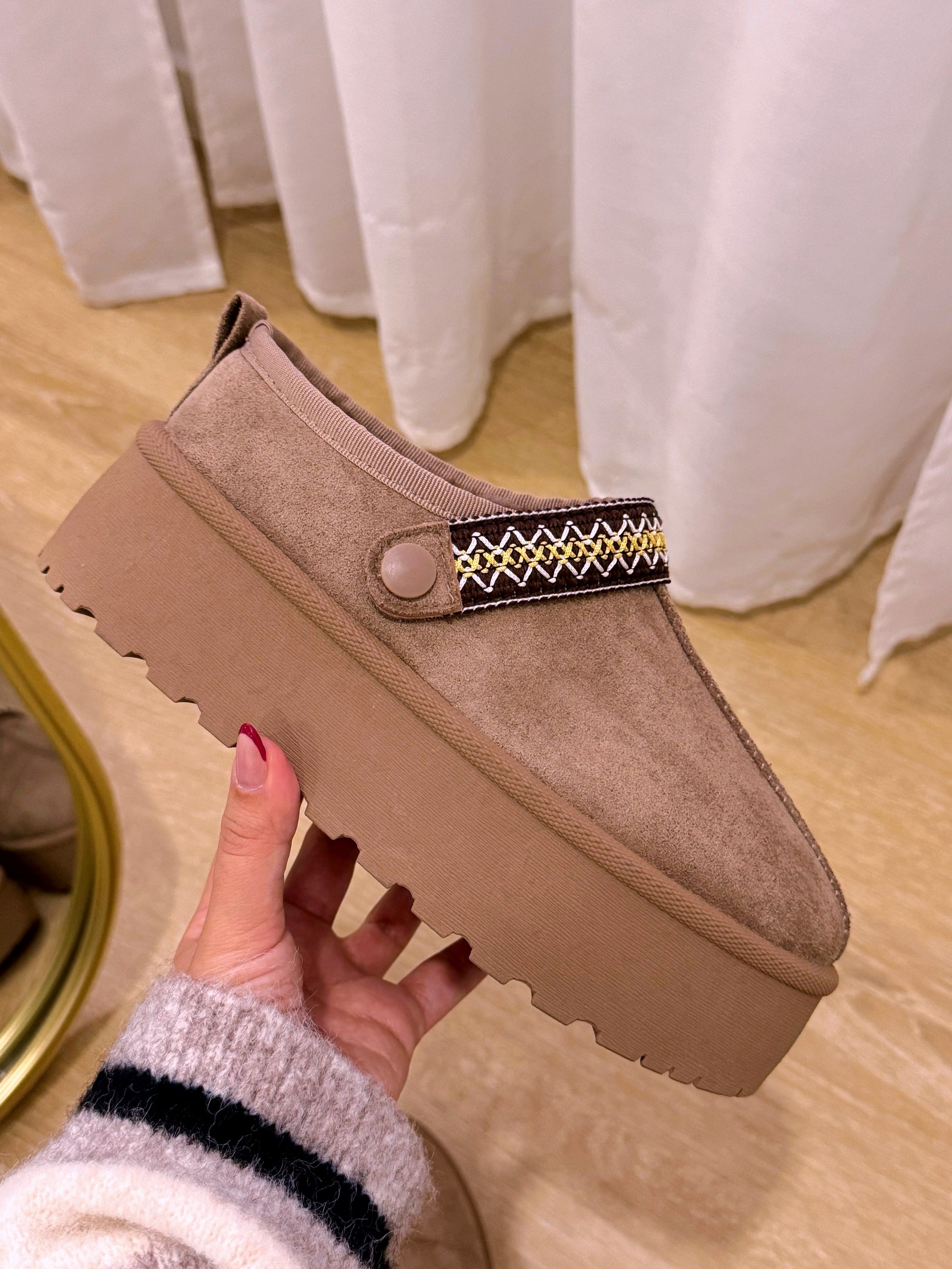 Pantufa com pelinho e fita bordada | Khaki