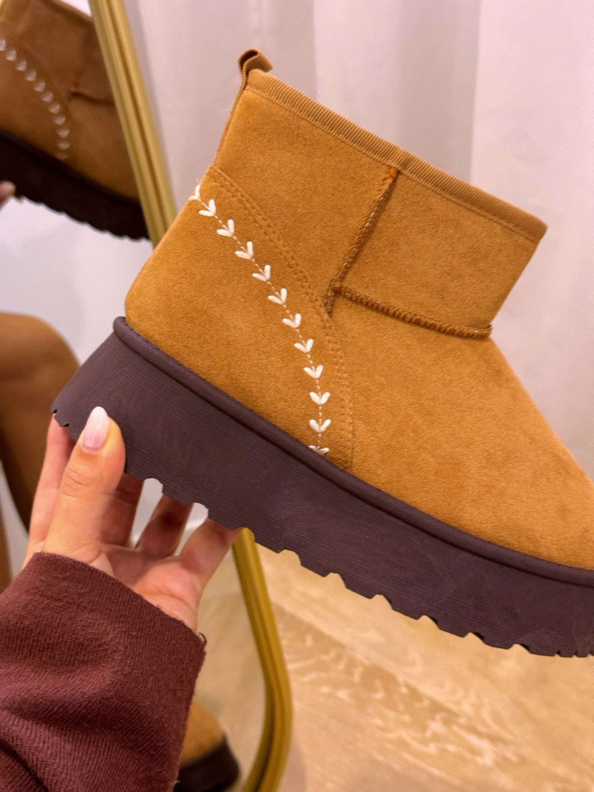 Bota pantufa com pelinho e detalhe bordado | Camel