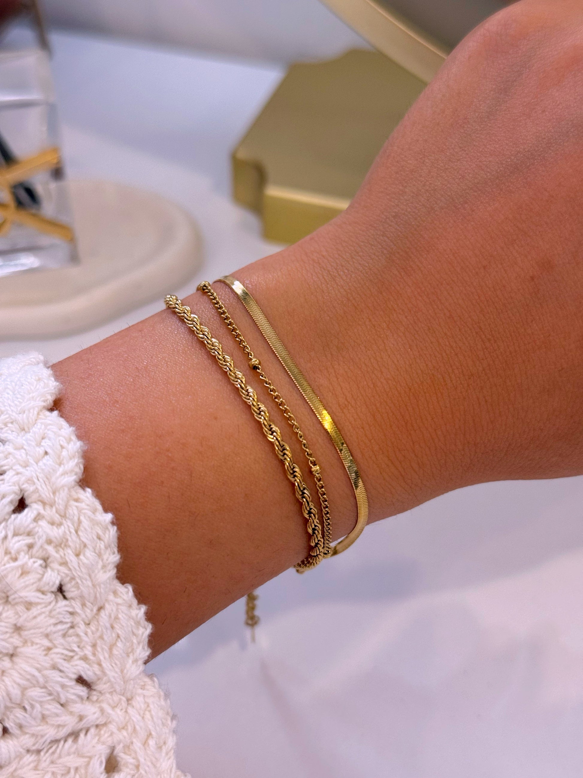 Pulseira efeito triplo malha achatada, malha fininha com bolinhas e malha torcida | Dourado