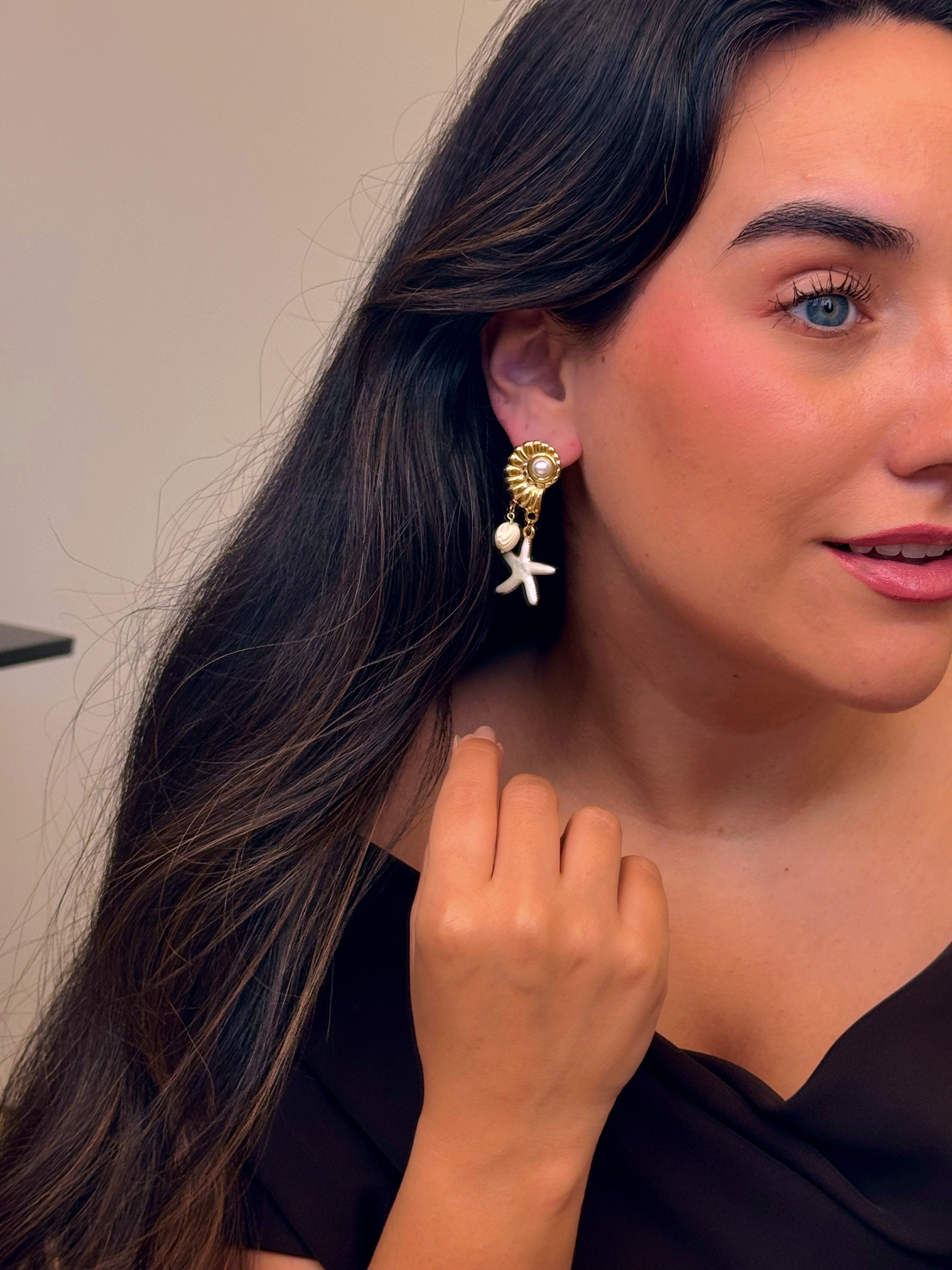Brincos com búzio, conchinha e estrela do mar em pendente | Dourado