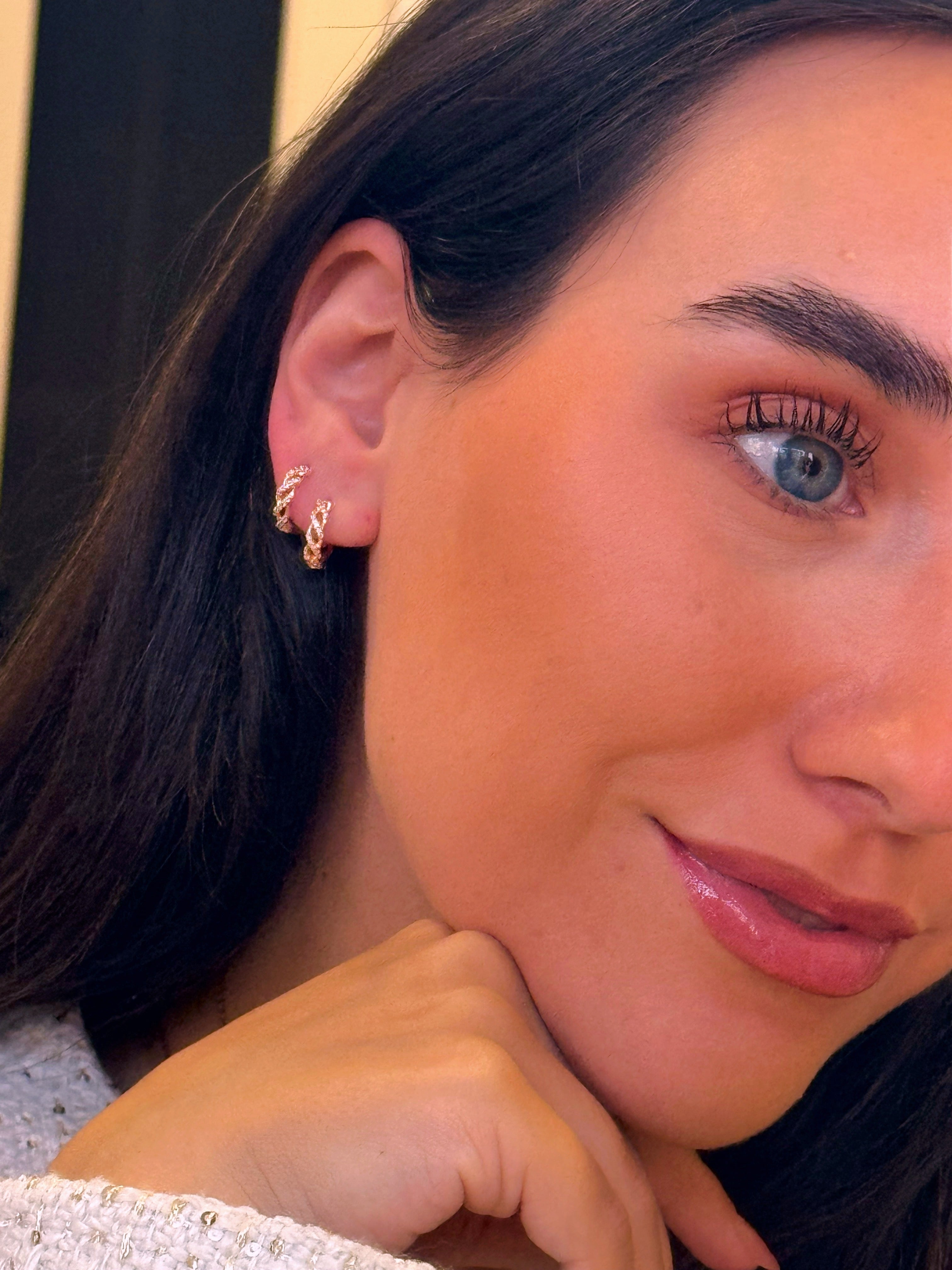 Argolinhas efeito entrelaçado com brilhantes | Rose Gold