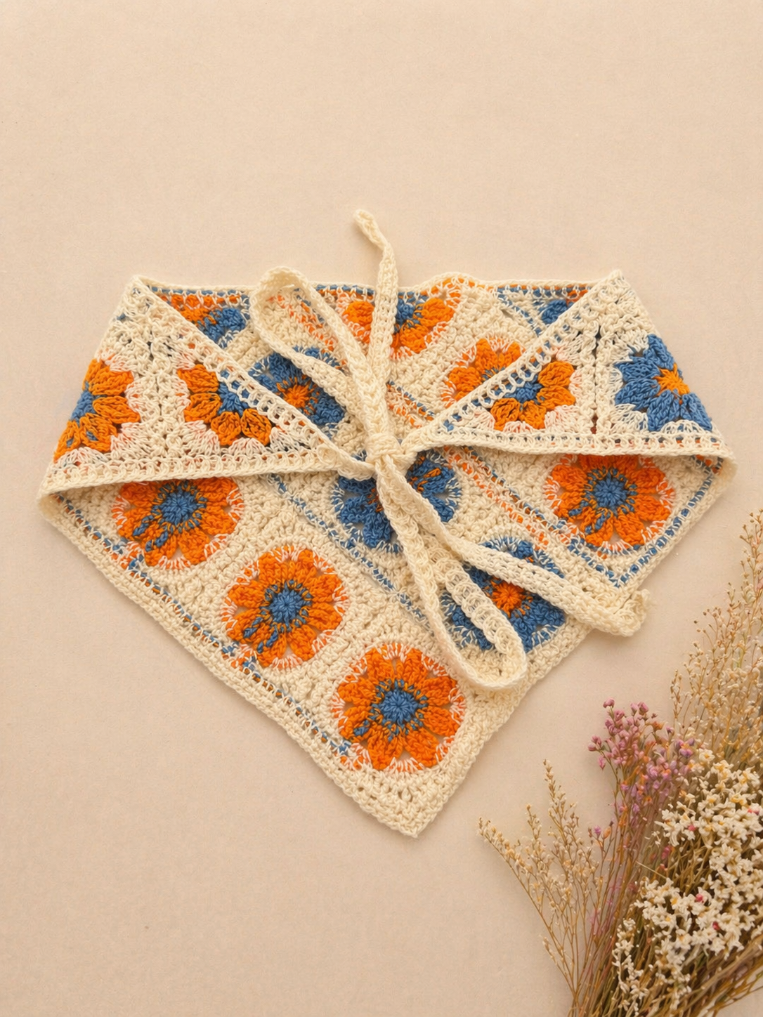 Bandana multifuncional em croché | Bege com Flores Azuis e Laranjas
