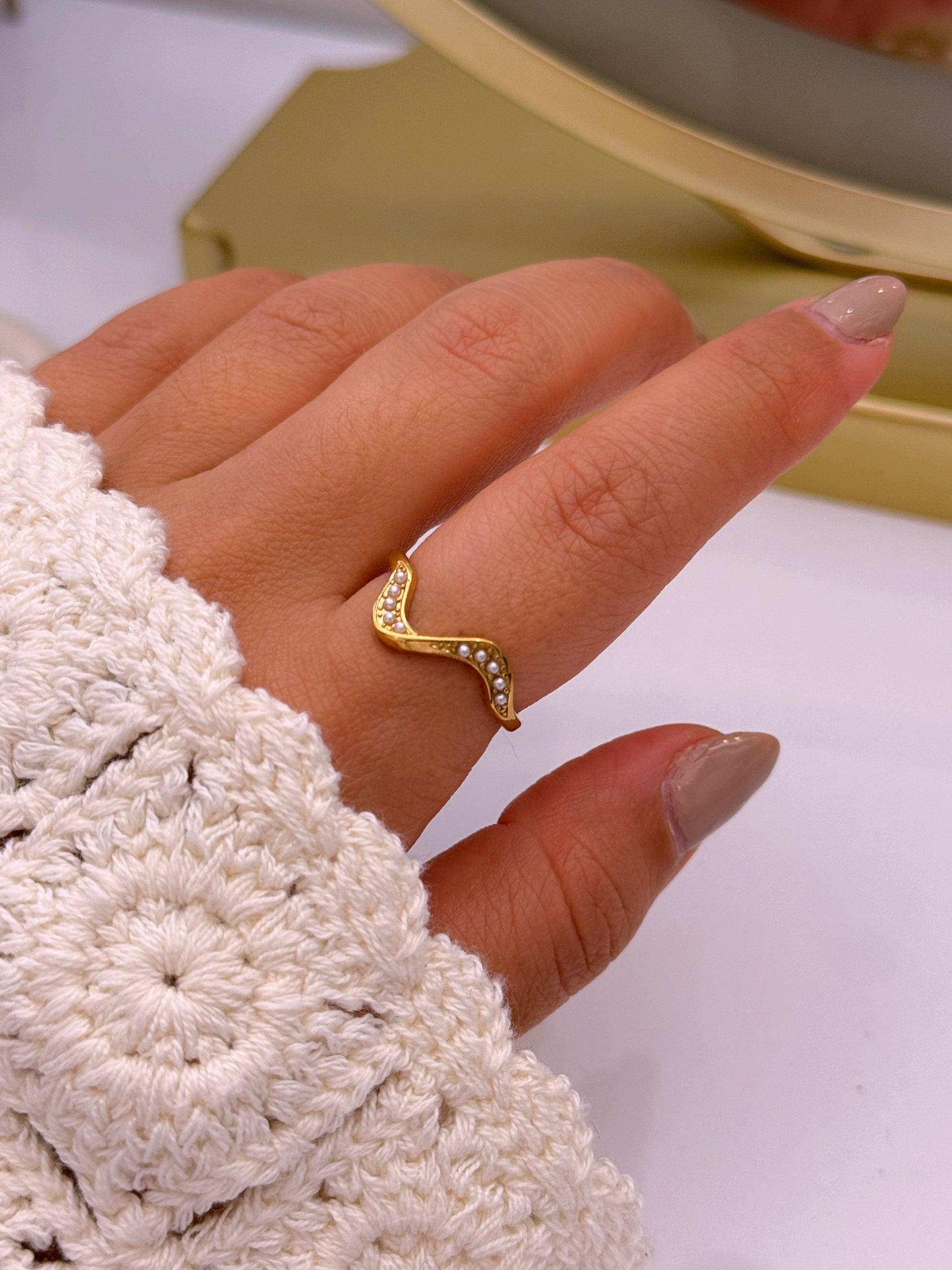 Anel ajustável efeito ondulado com pérolas | Dourado