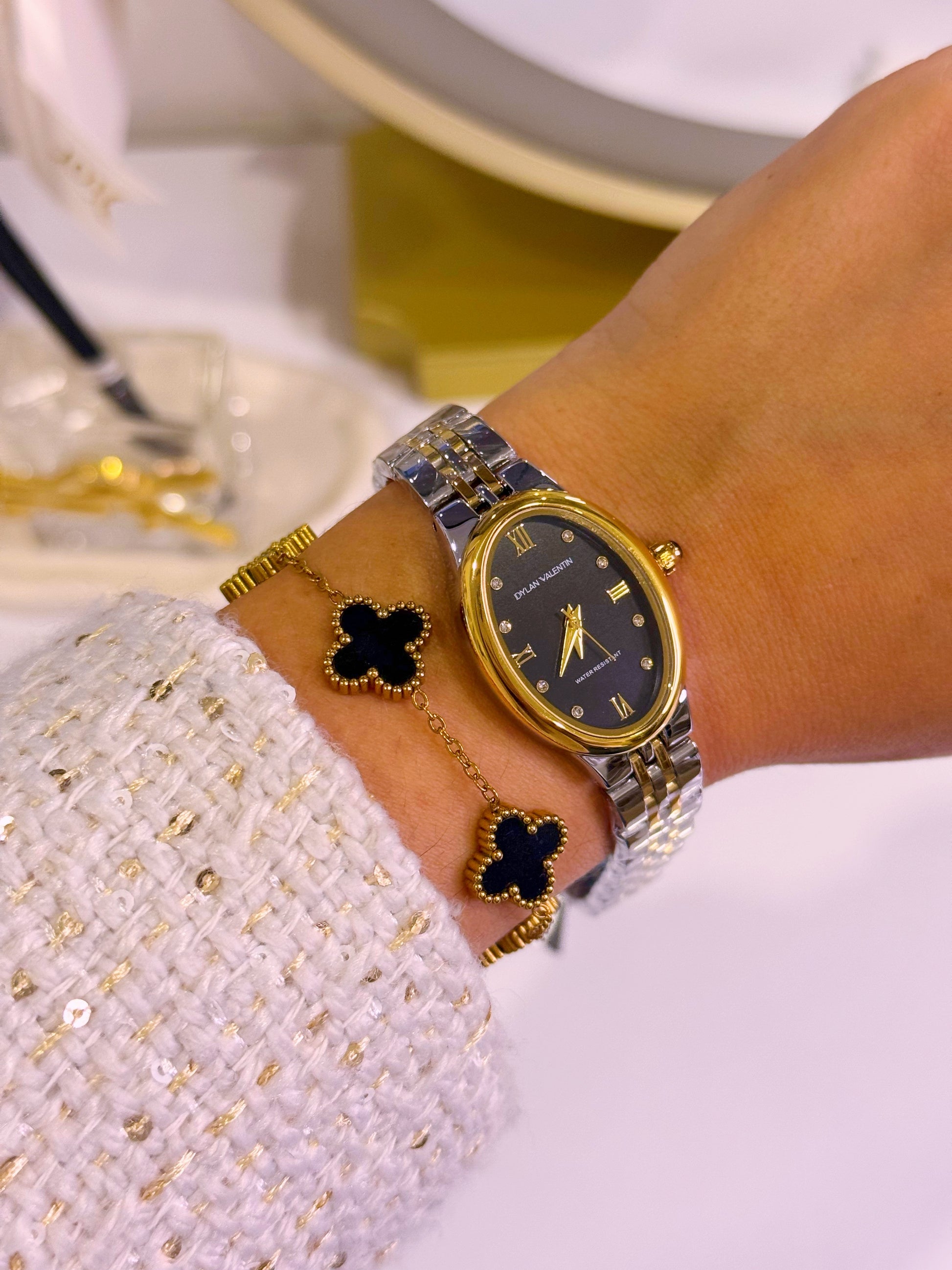 Relógio analógico mostrador oval • prateado e dourado | Fundo Preto