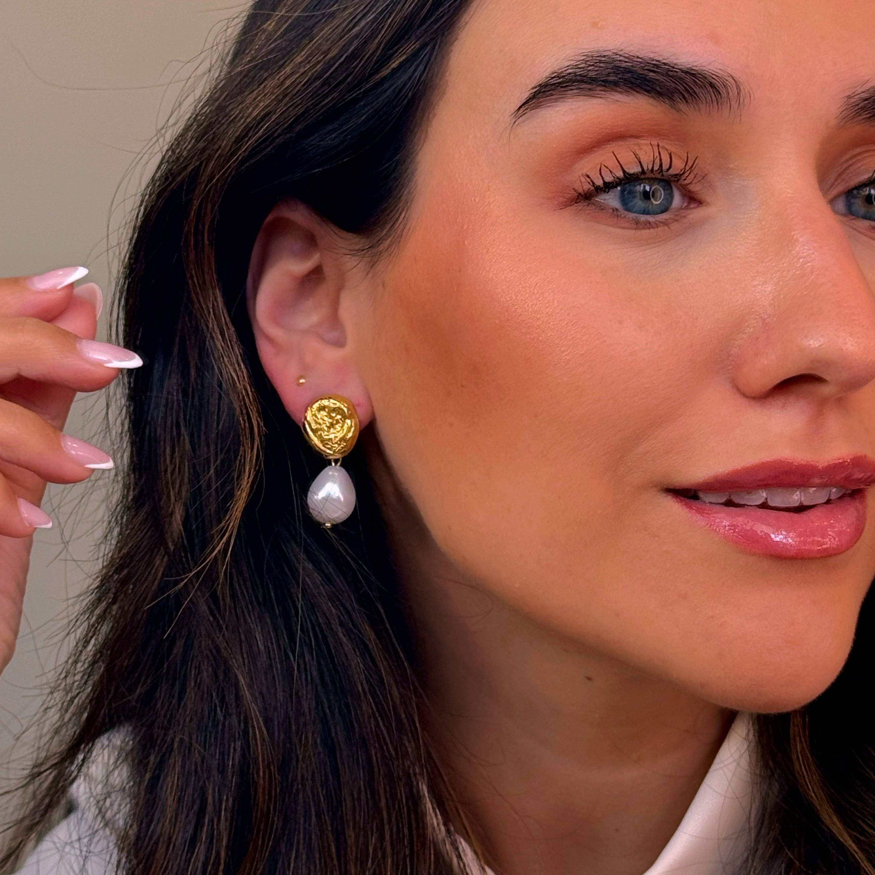 Brincos elegantes com textura e pérola em gota | Dourado