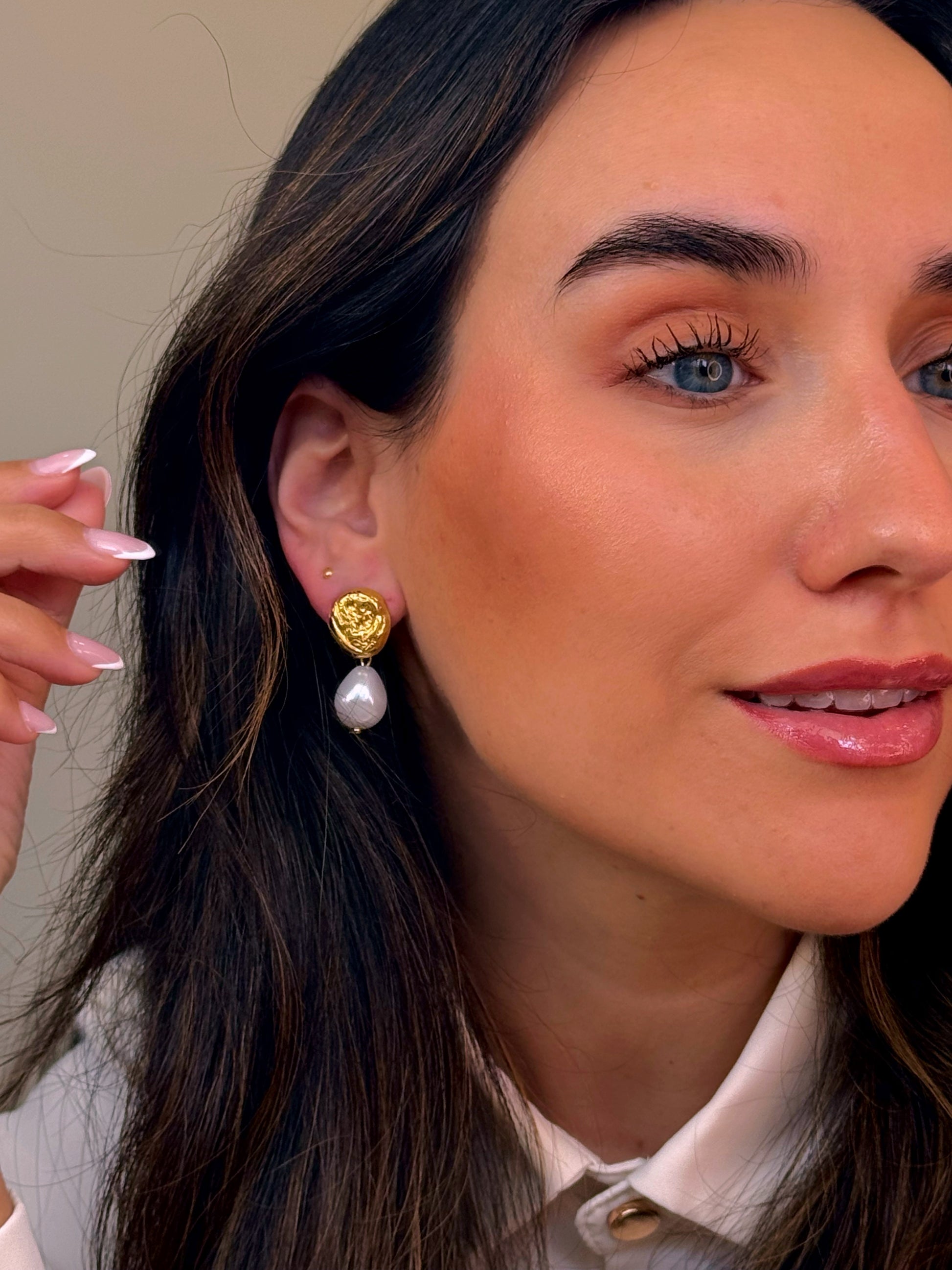 Brincos elegantes com textura e pérola em gota | Dourado