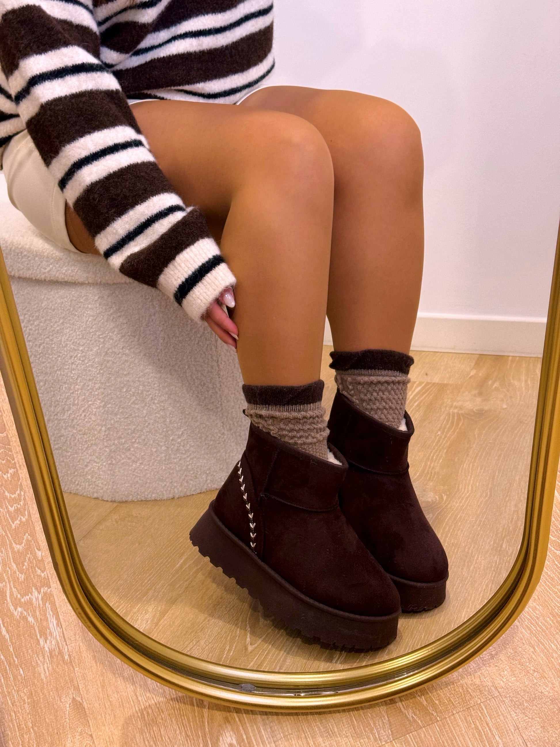 Bota pantufa com pelinho e detalhe bordado | Castanho