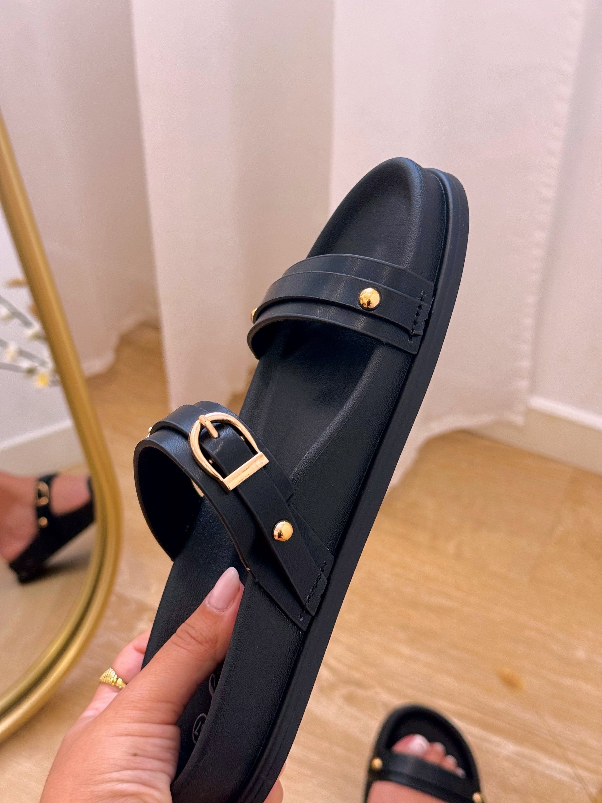 Chinelo com duas fivelas e pormenores dourados | Preto