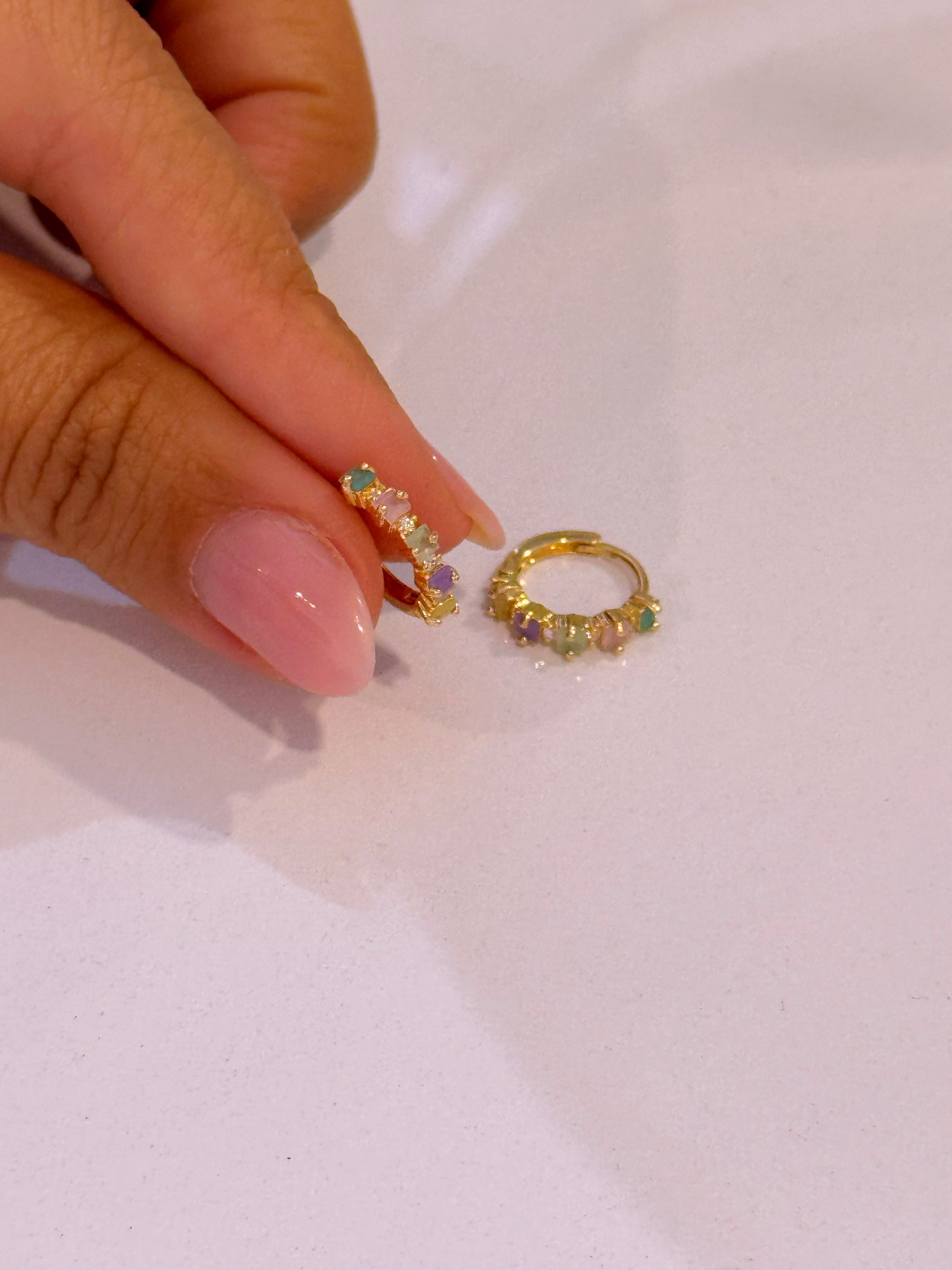 Argolinhas com pedrinhas e brilhantes • Dourado | Cores Pastel