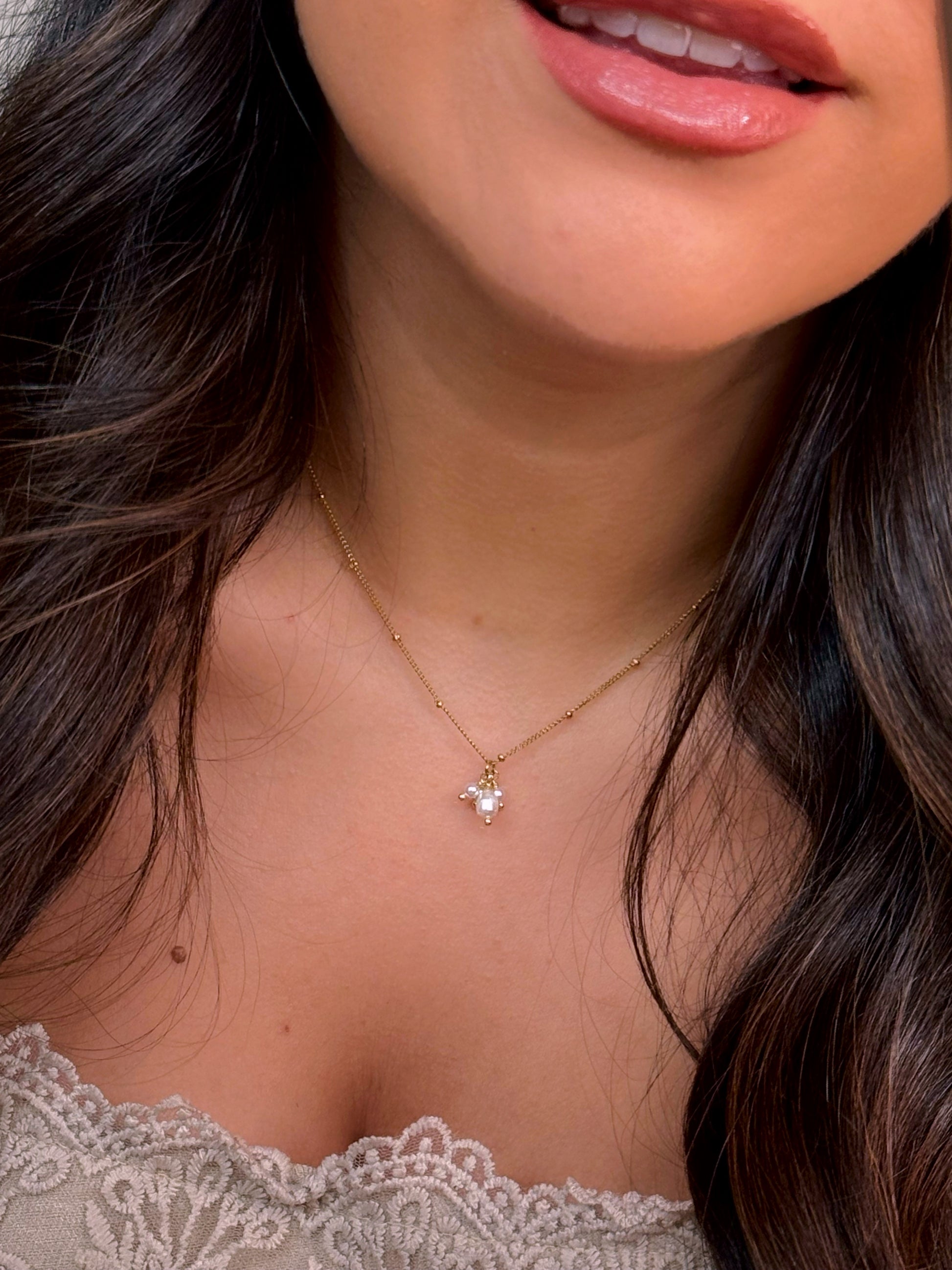 Colar malha fininha e bolinhas com pérolas em pendente | Dourado