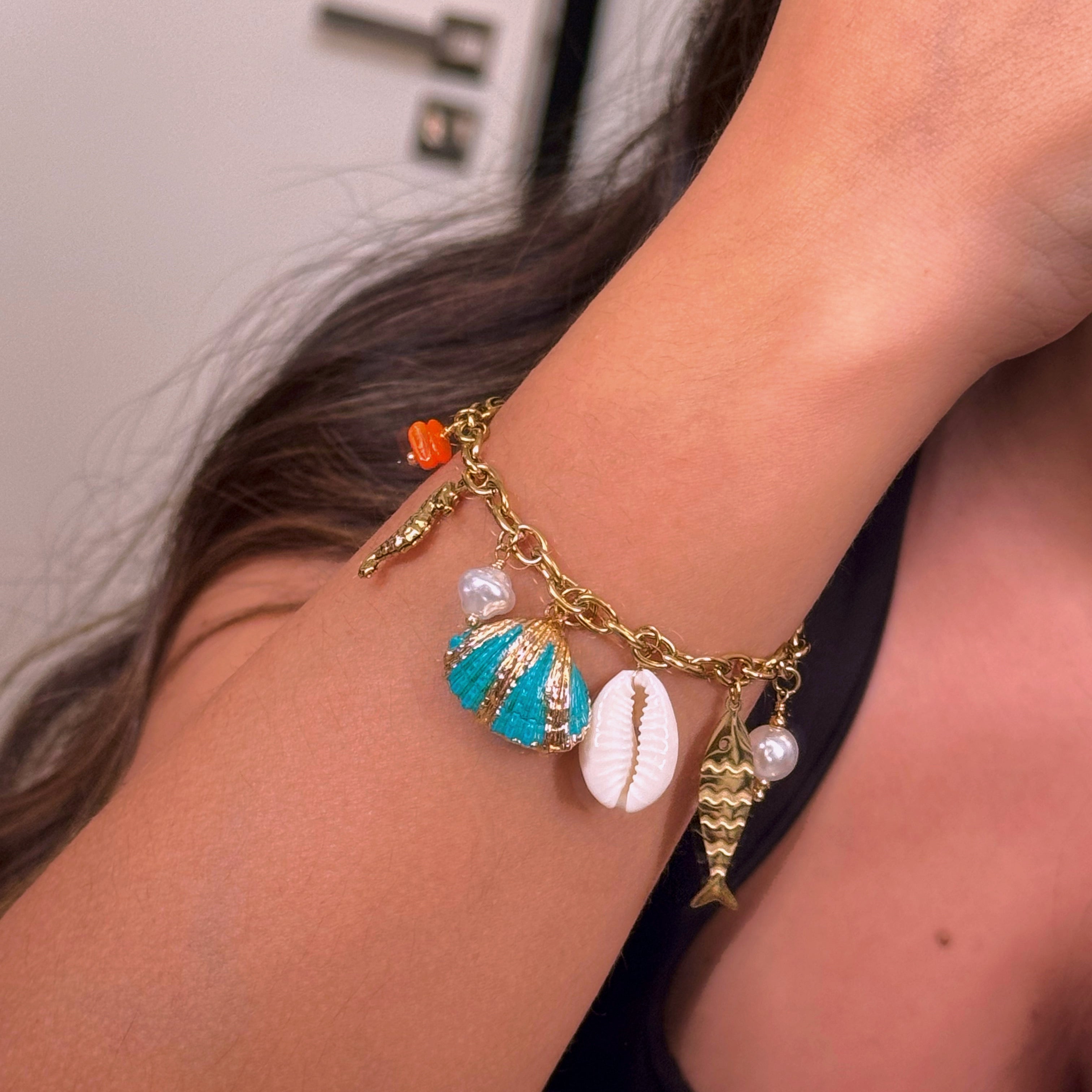 𝐄𝐝𝐢𝐜̧𝐚̃𝐨 𝐋𝐢𝐦𝐢𝐭𝐚𝐝𝐚 𝐕𝐞𝐫𝐚̃𝐨 🐚 Pulseira corrente com concha turquesa e vários pendentes | Dourado