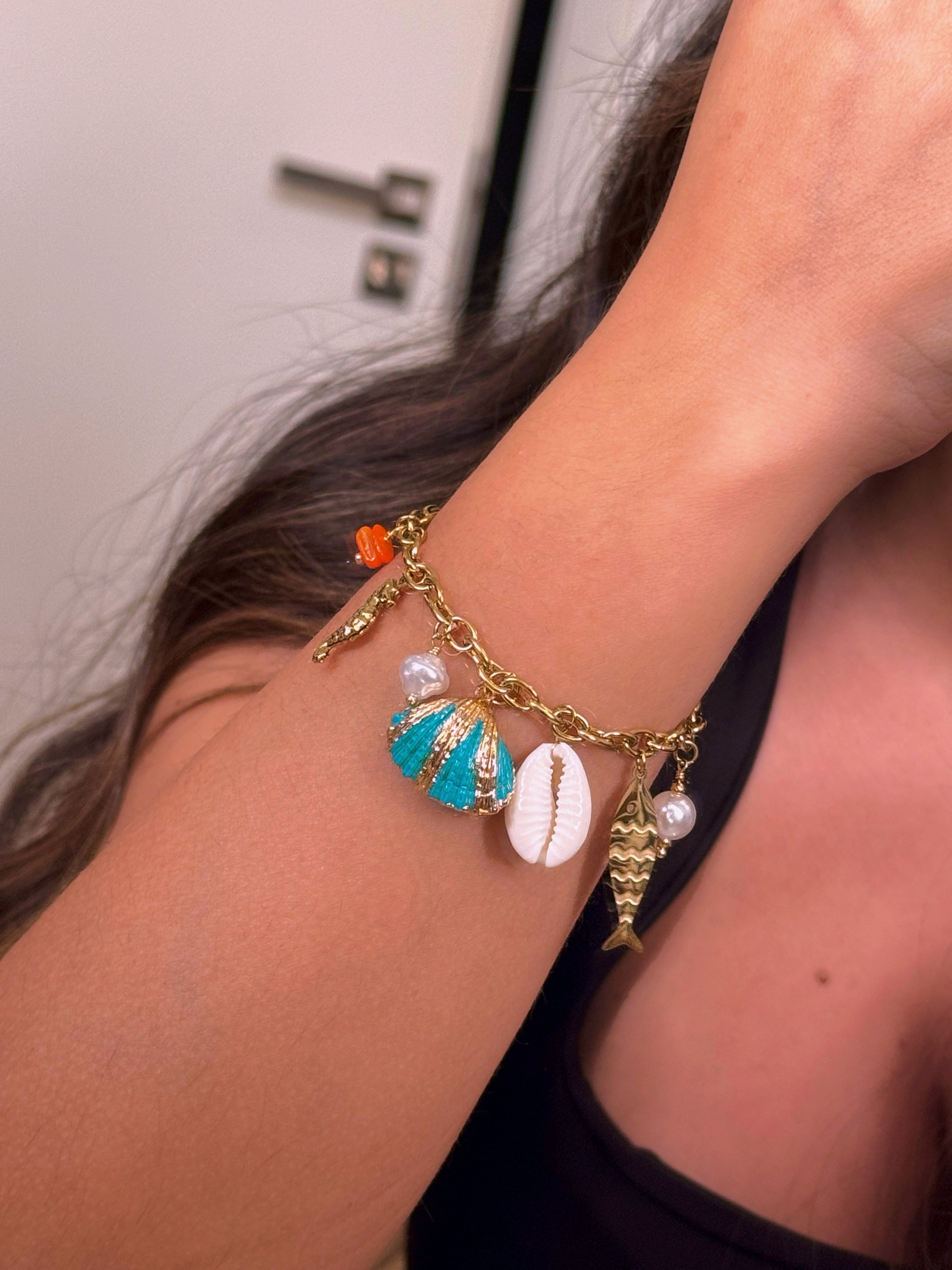 𝐄𝐝𝐢𝐜̧𝐚̃𝐨 𝐋𝐢𝐦𝐢𝐭𝐚𝐝𝐚 𝐕𝐞𝐫𝐚̃𝐨 🐚 Pulseira corrente com concha turquesa e vários pendentes | Dourado