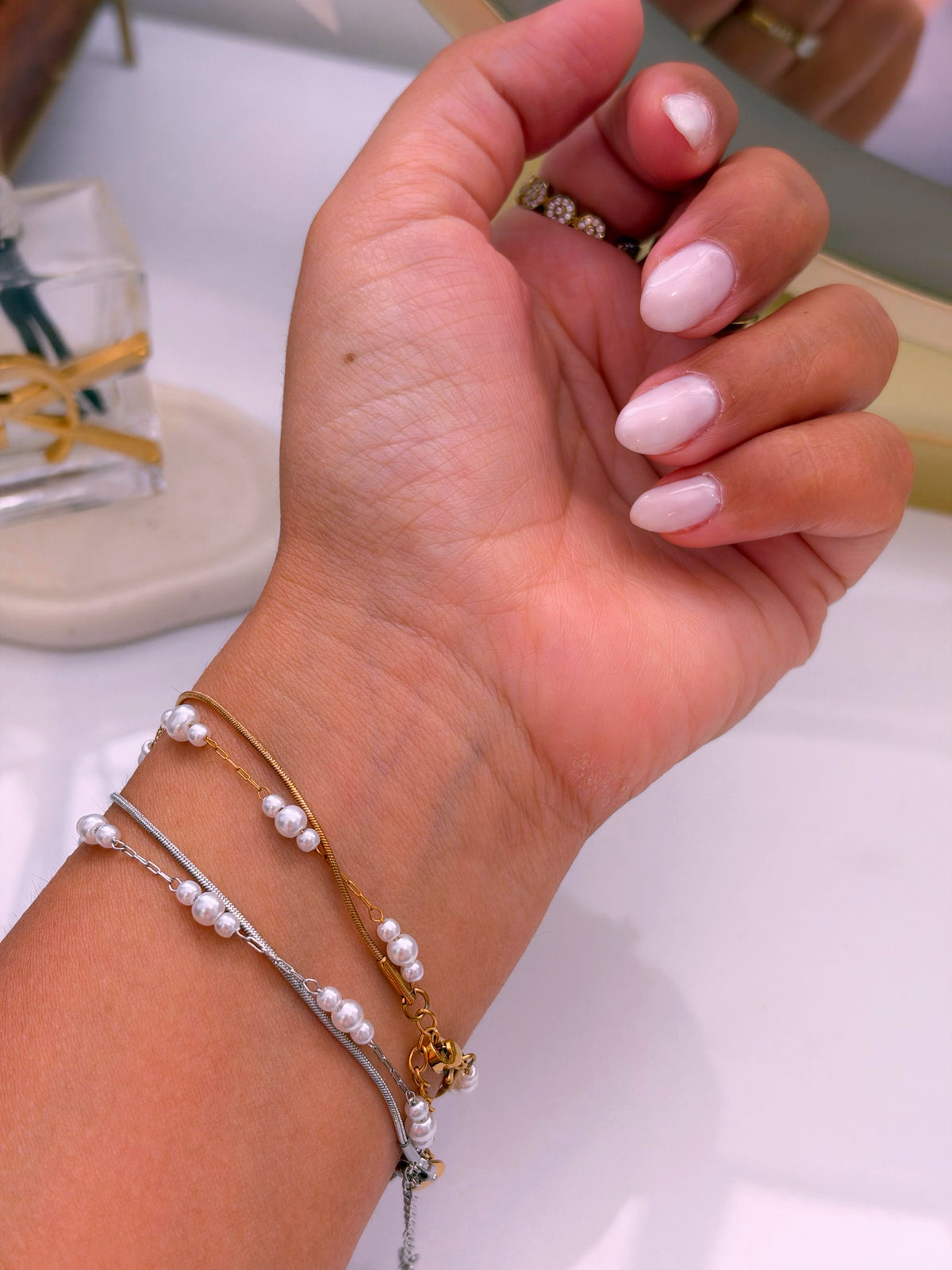 Pulseira efeito duplo malha redonda e corrente com pérolas | 2 cores