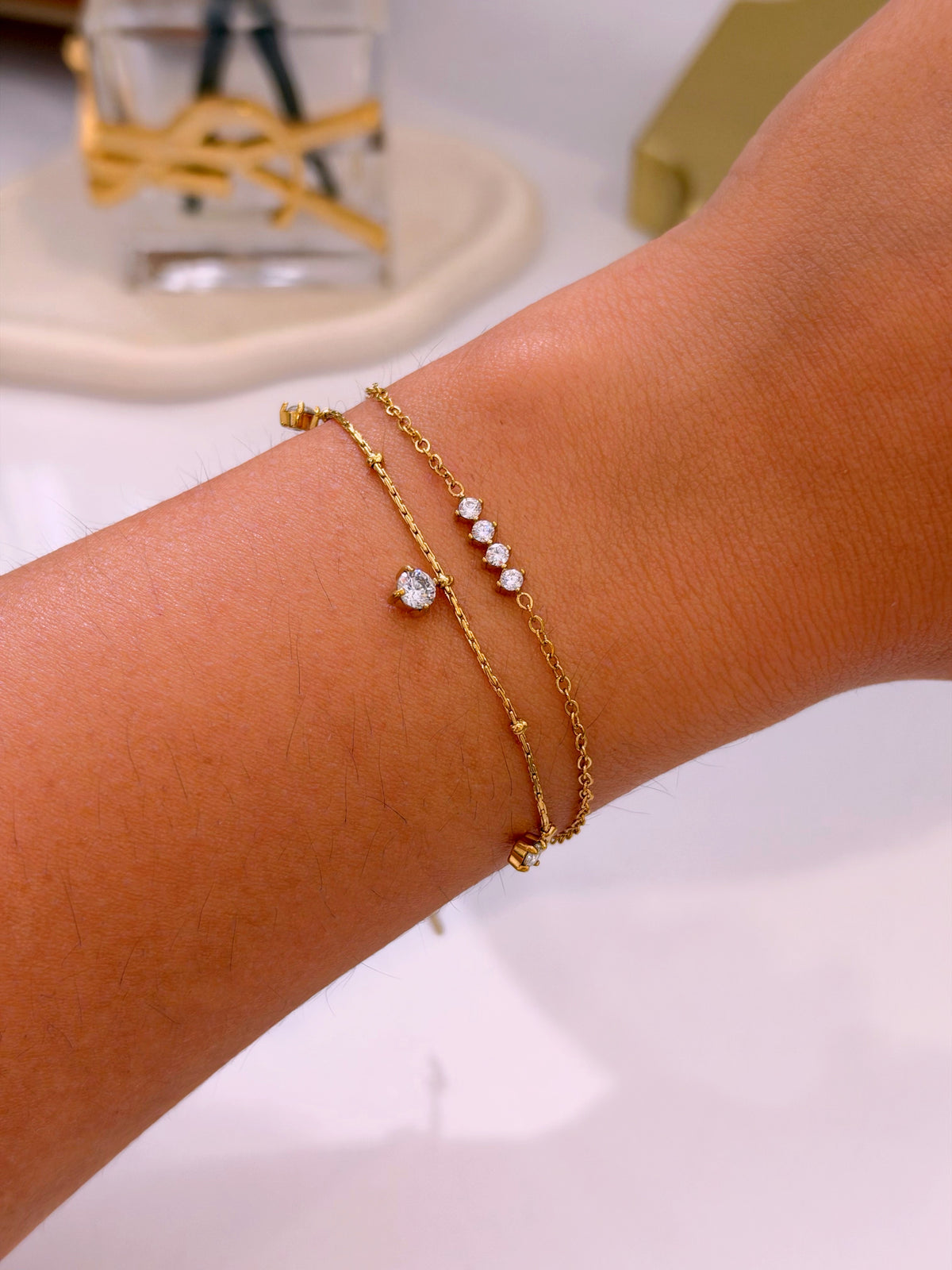 Pulseira efeito duplo malha fina e corrente com brilhantes | Brilhantes Simples