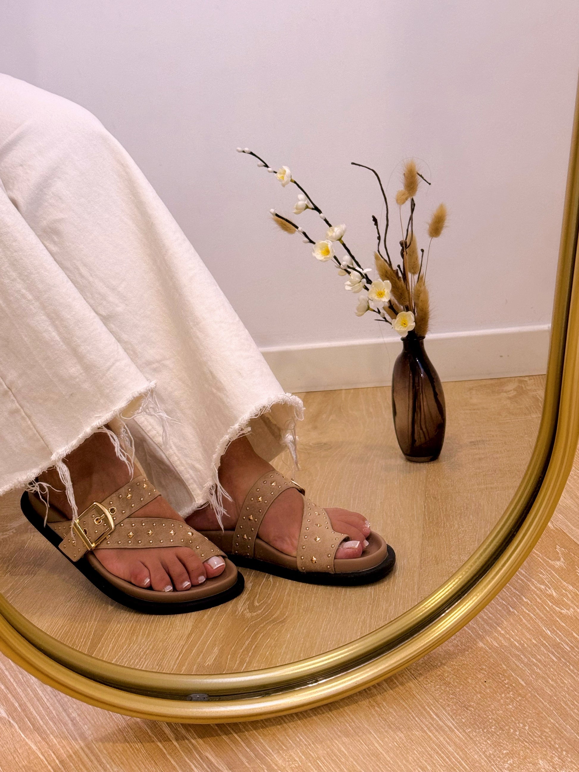 Chinelo com fivela cruzada e pormenores dourados | Khaki