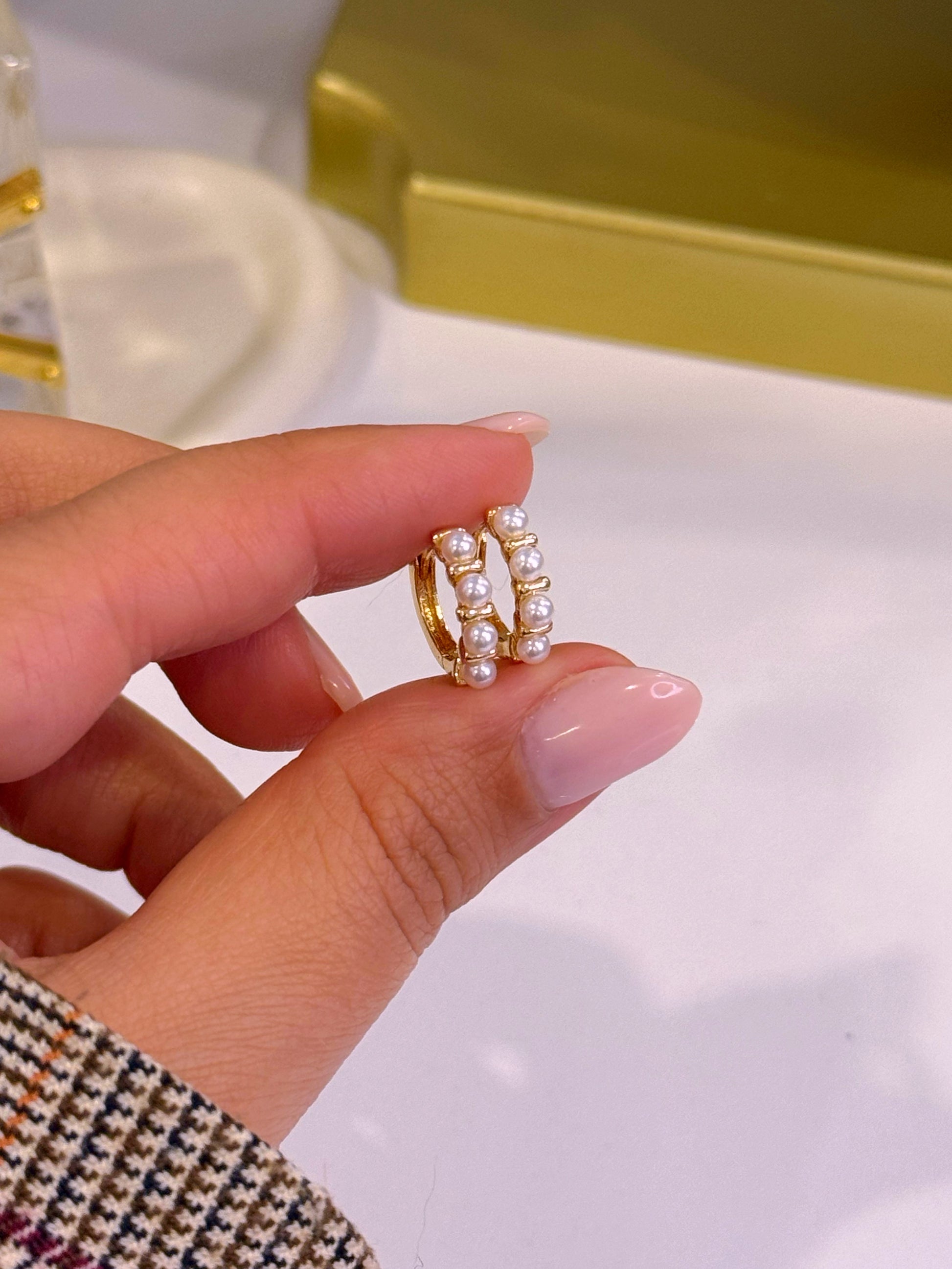 Argolinhas delicadas preenchidas com pérolas | Dourado