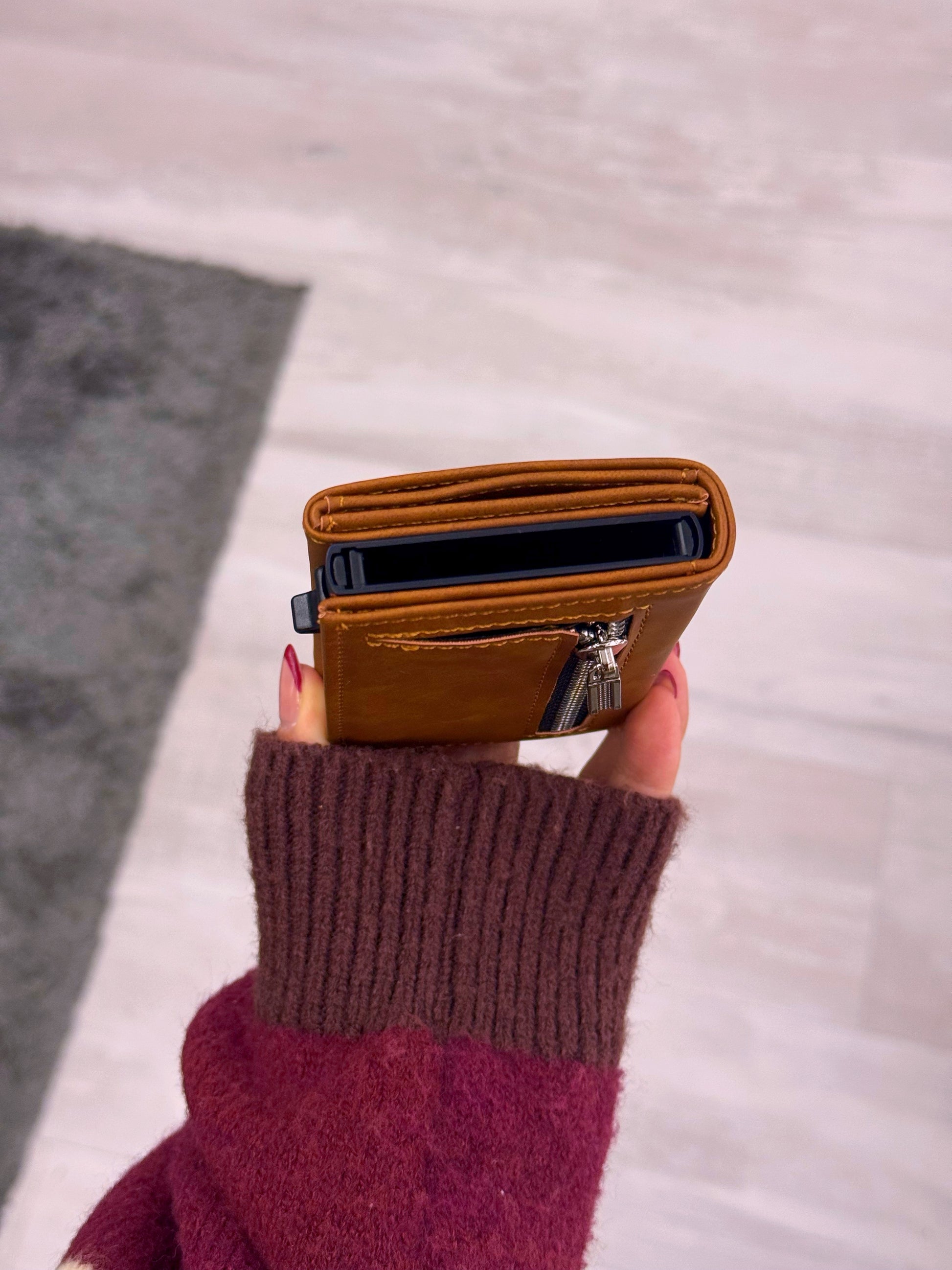 Porta cartões com fecho e aba extra para notas  | Castanho claro